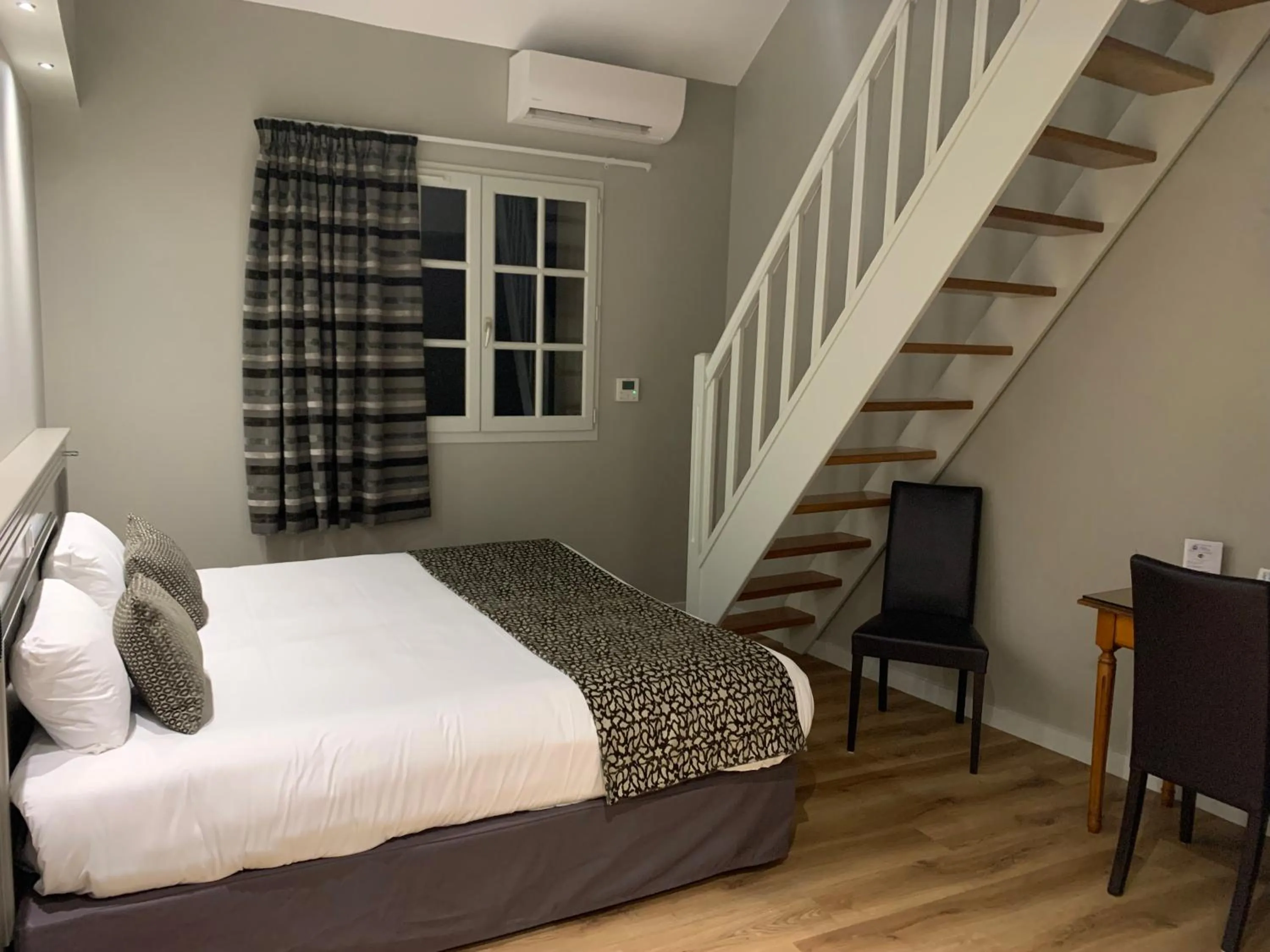 Bed in Logis Hôtel Restaurant Le Moulin de la Coudre