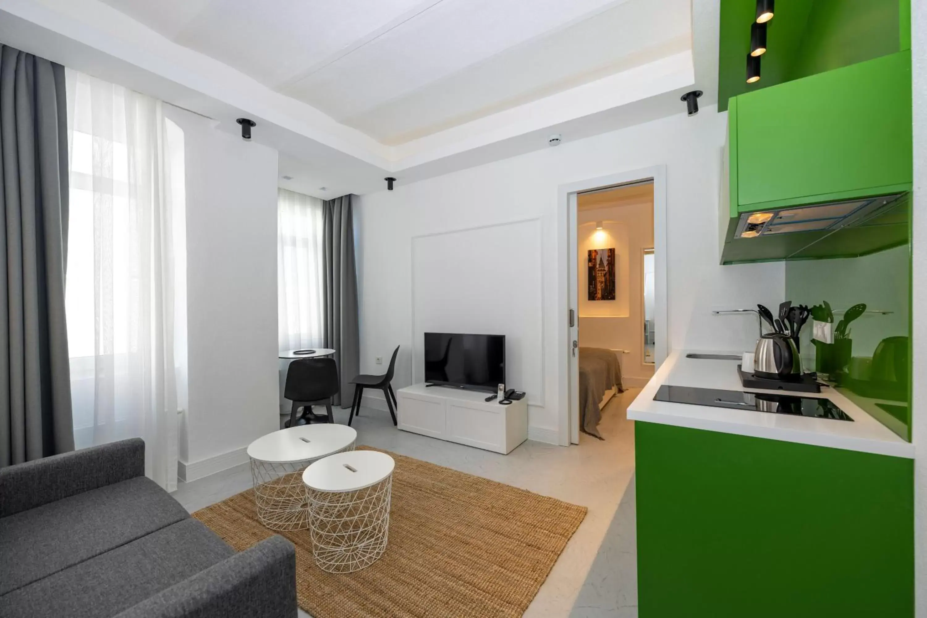 Living room, Kitchen/Kitchenette in Juno Hotel Taksim