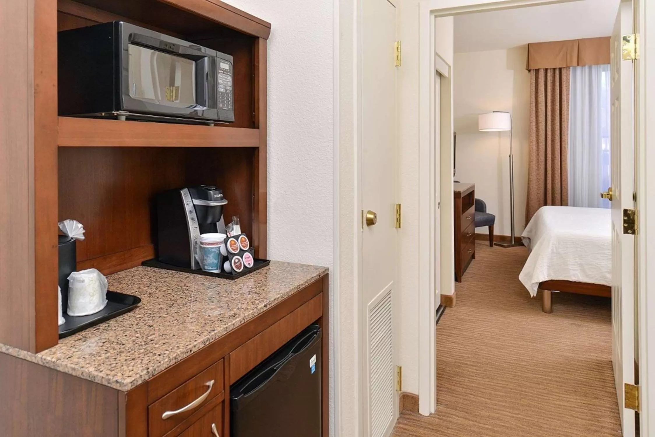 Living room, Bed in Hilton Garden Inn Addison