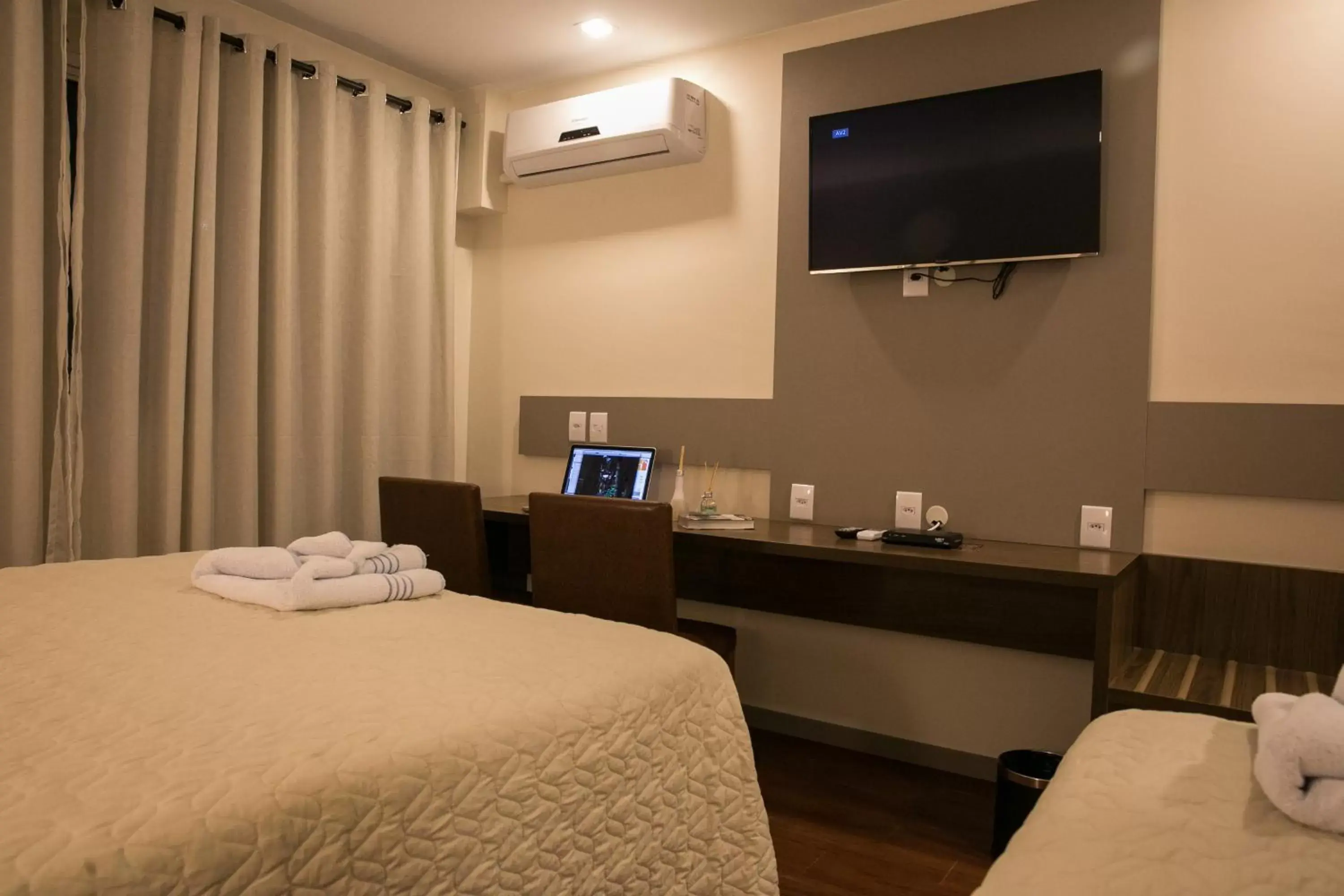 Bedroom, TV/Entertainment Center in Hotel Dom Rafael Premium