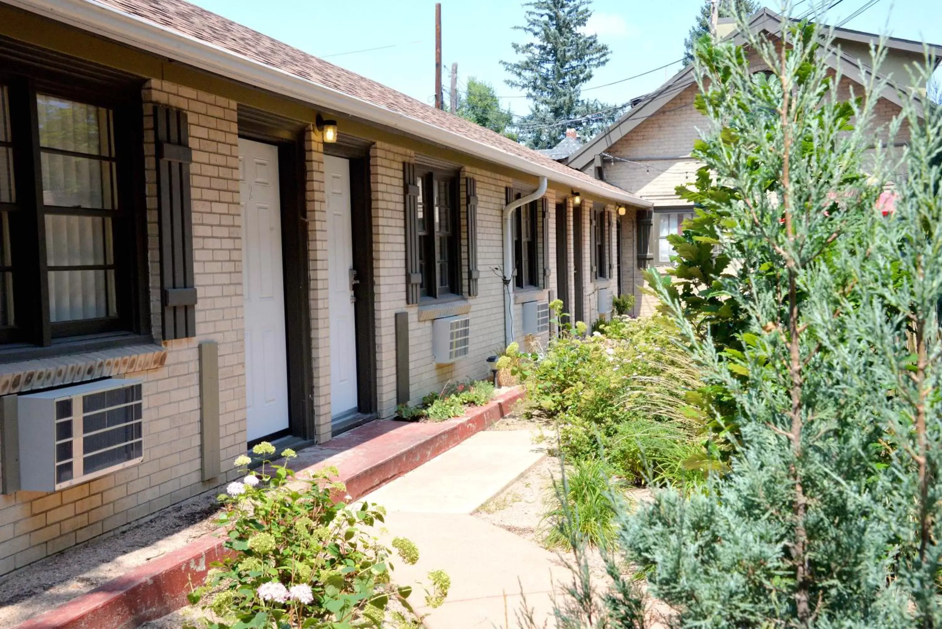 Garden, Property Building in The Crest Motel