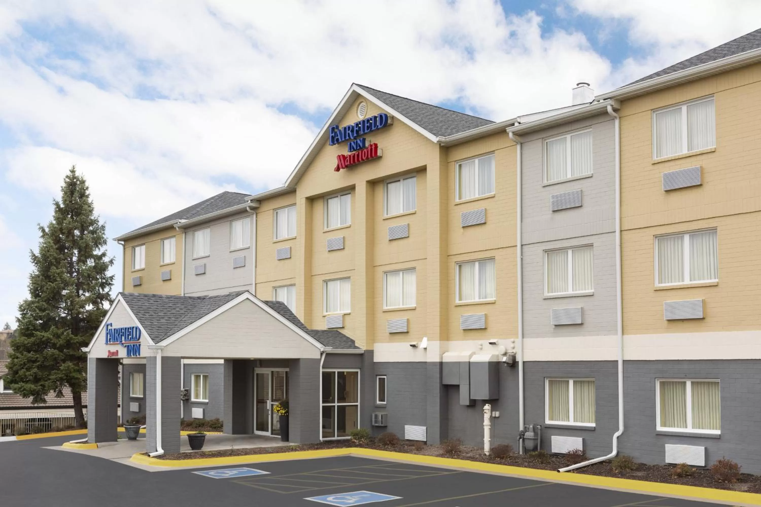 Property Building in Fairfield Inn by Marriott Dubuque
