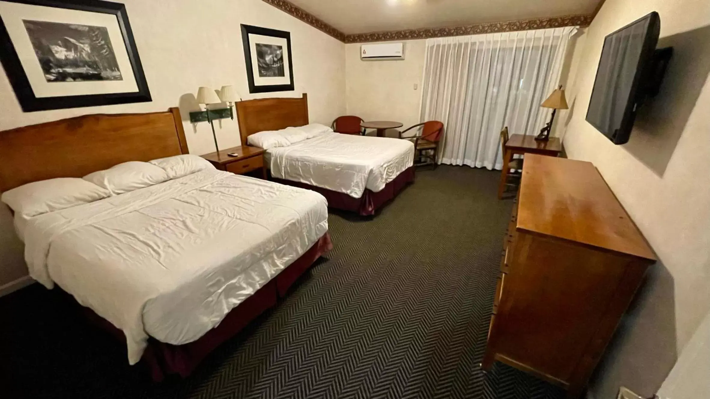 Bed in Yosemite View Lodge Bed in Yosemite View Lodge