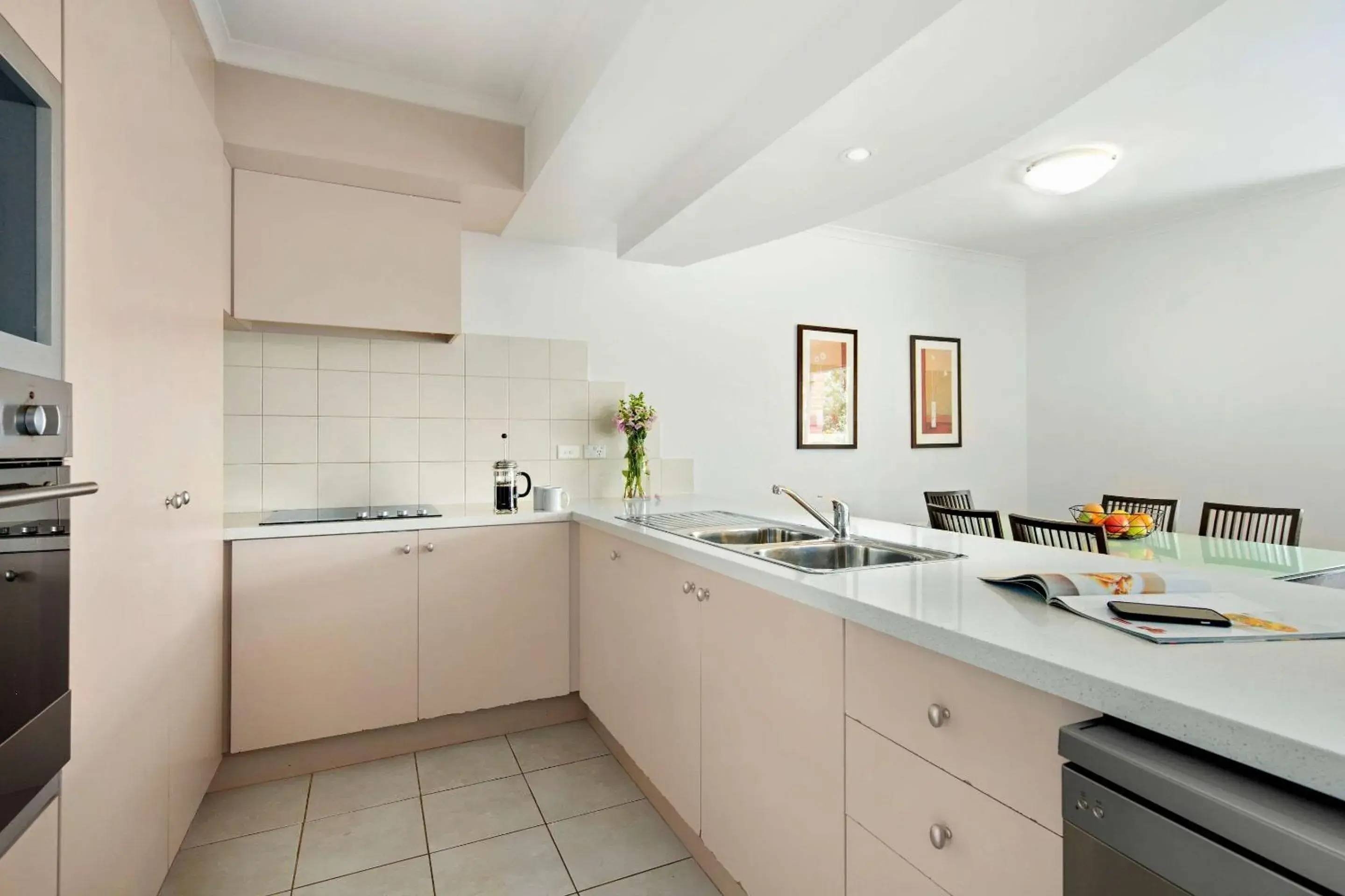 Photo of the whole room, Kitchen/Kitchenette in Comfort Apartments Royal Gardens