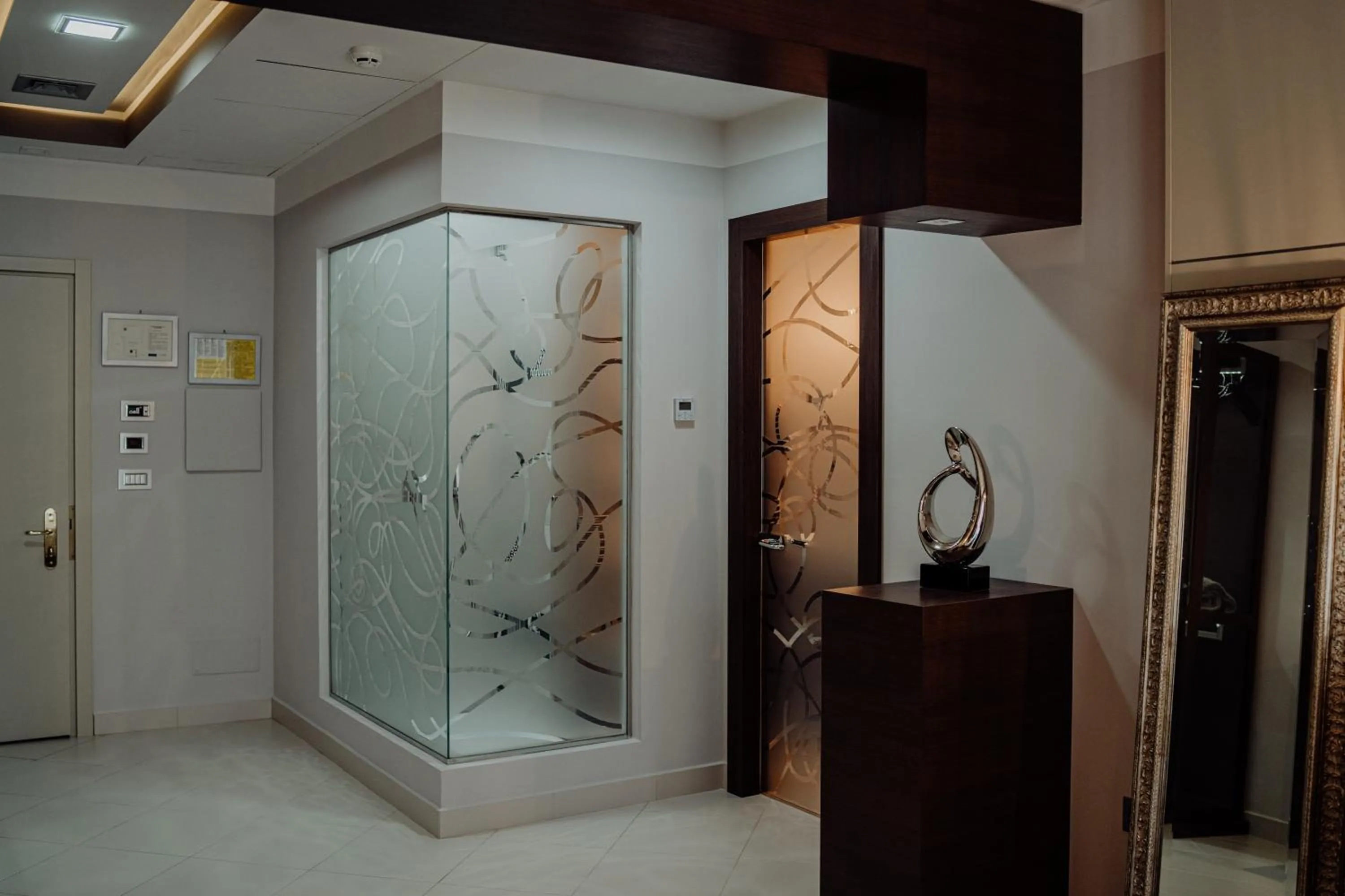 Shower in Hotel Niagara