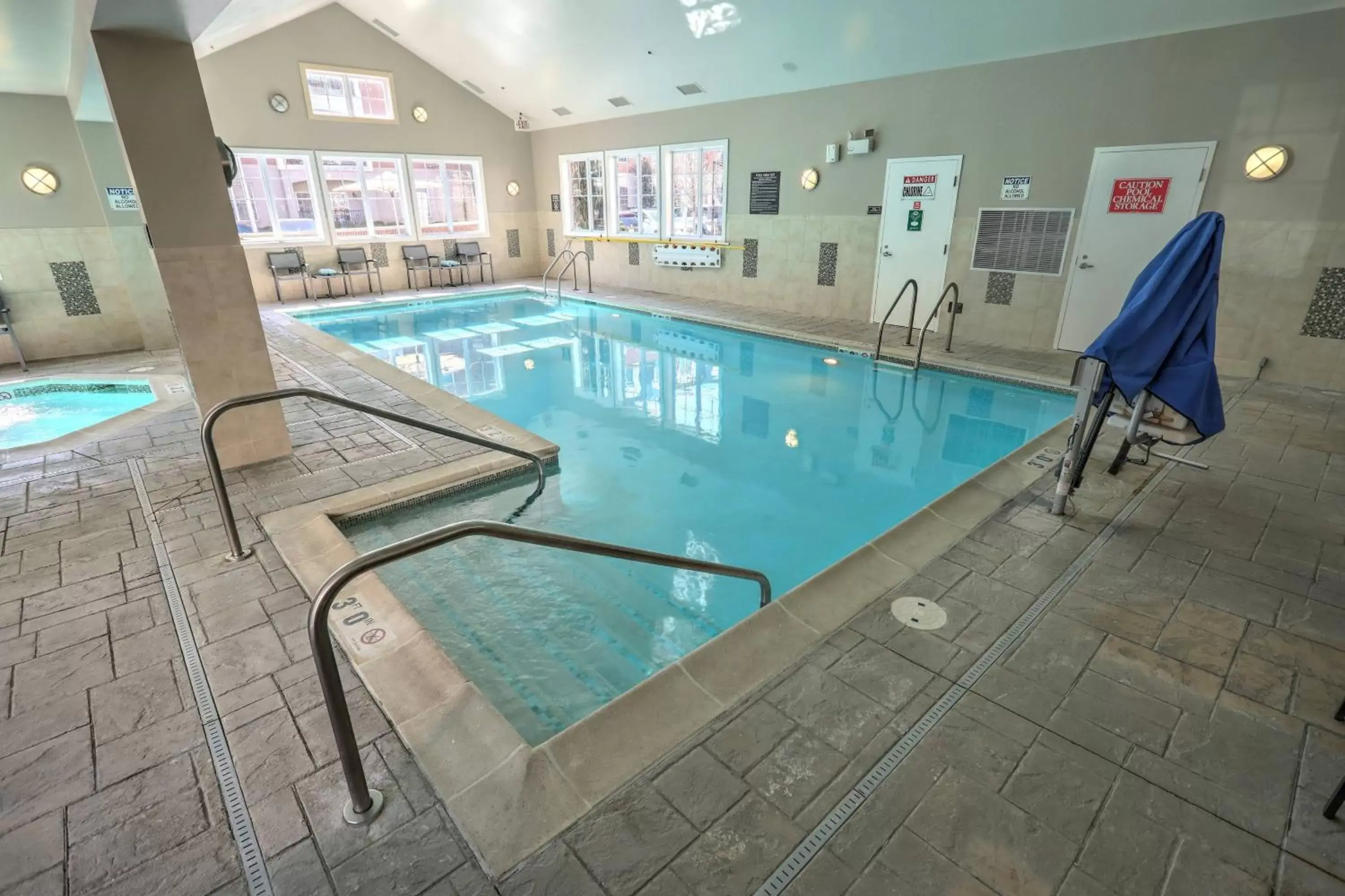 Swimming Pool in Residence Inn by Marriott Woodbridge Edison/Raritan Center