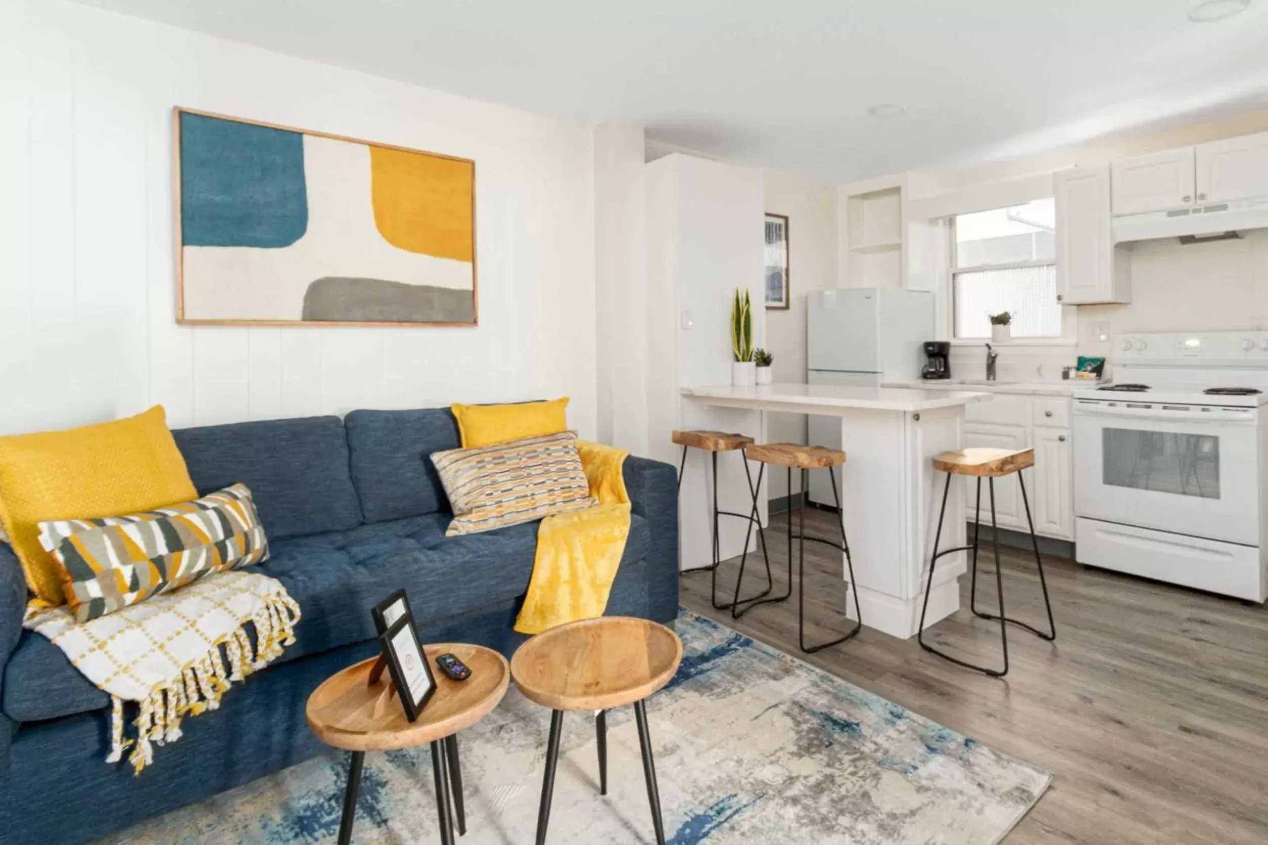 Kitchen or kitchenette, Seating Area in The Beverly