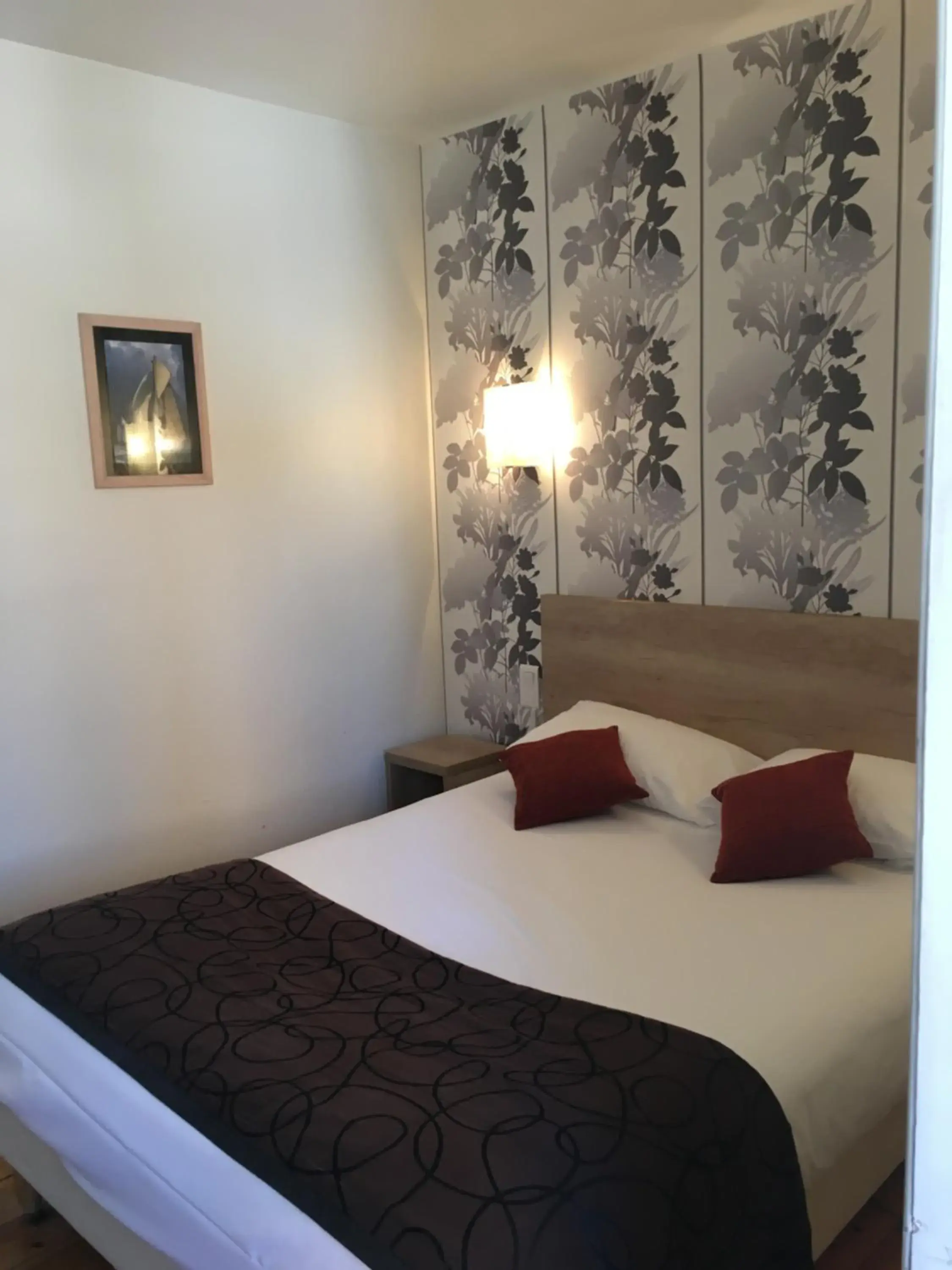 Photo of the whole room, Bed in Brit Hotel des Halles