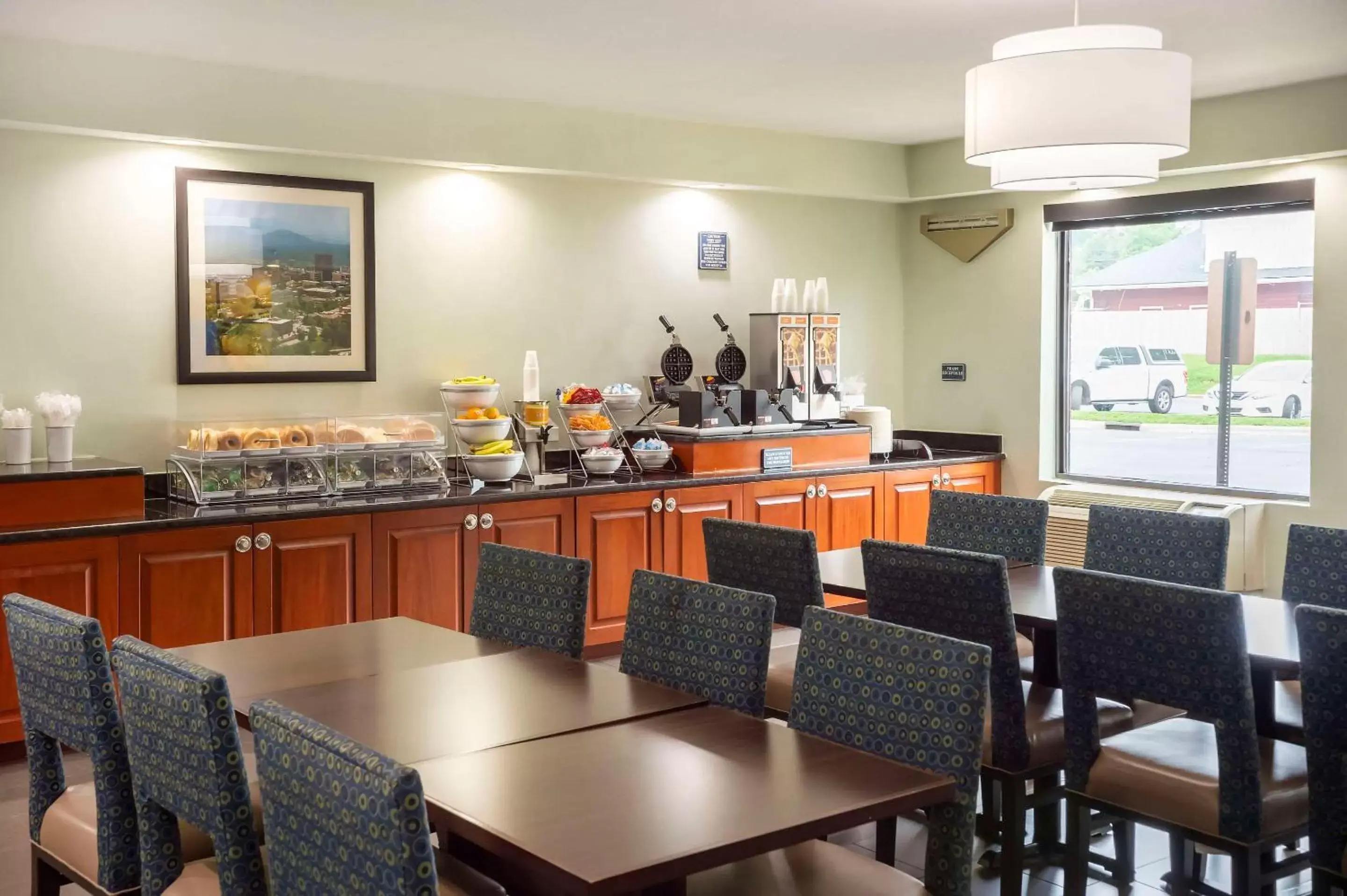 Breakfast, Restaurant/Places to Eat in Comfort Suites Outlet Center