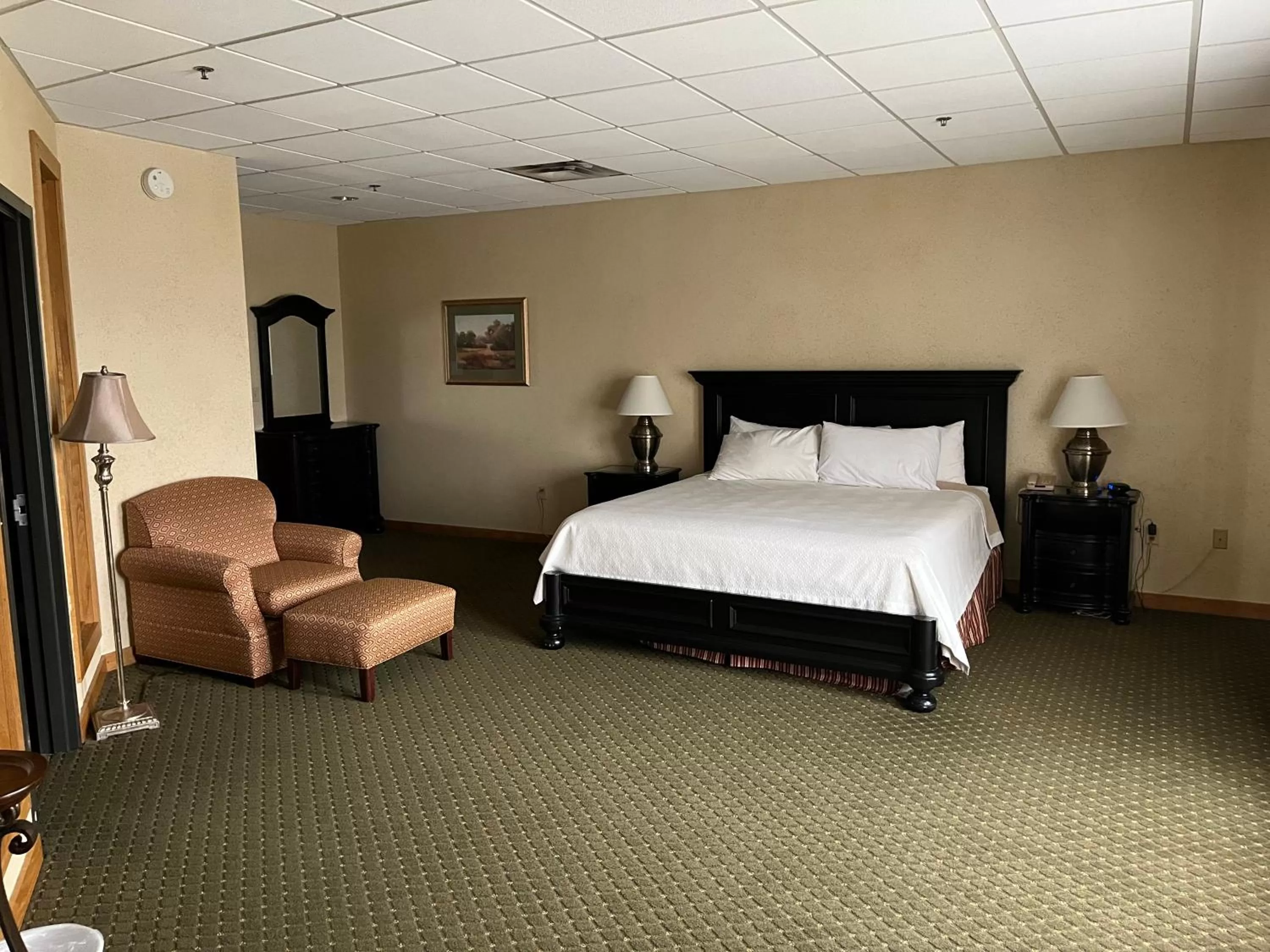 Bed in Days Inn & Suites by Wyndham Sutton Flatwoods