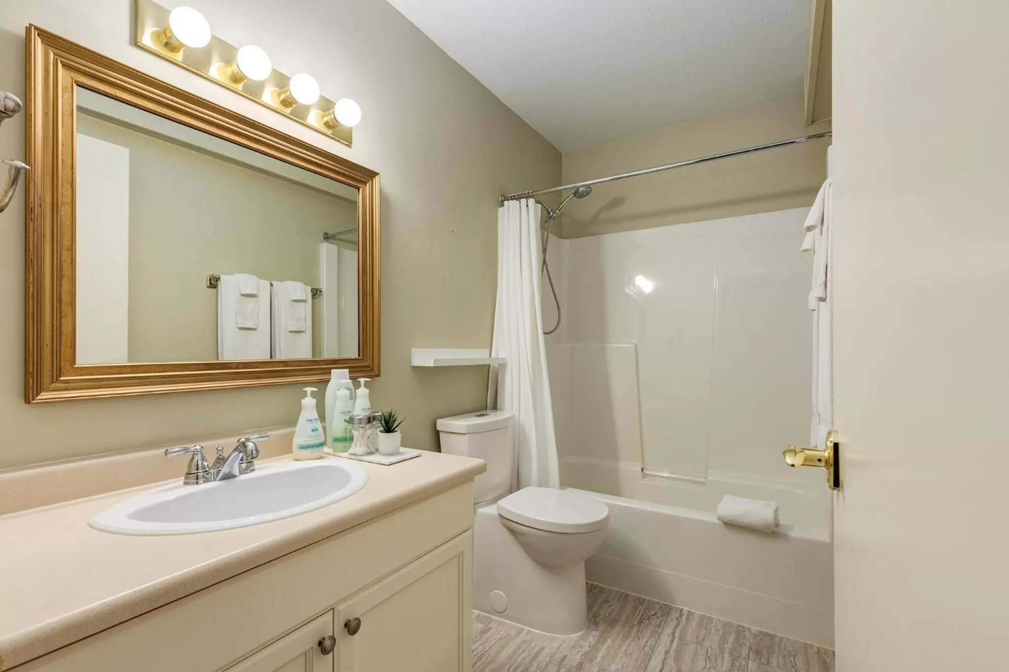 Shower in Courthouse Inn Revelstoke