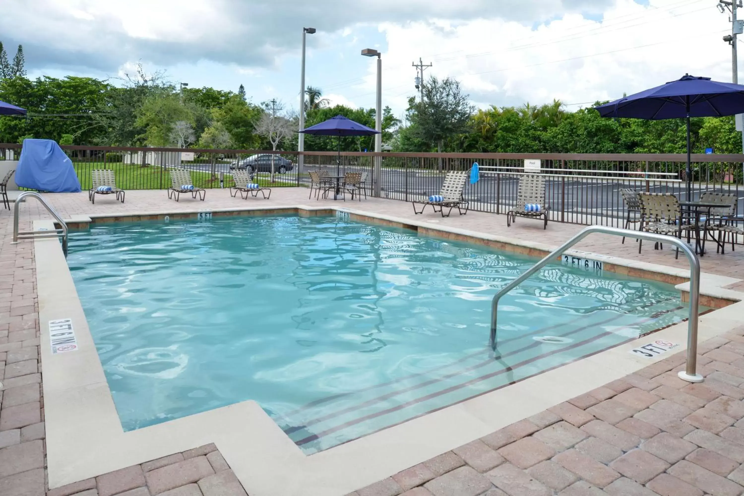 Pool view, Swimming Pool in Hampton Inn & Suites Cape Coral / Fort Myers