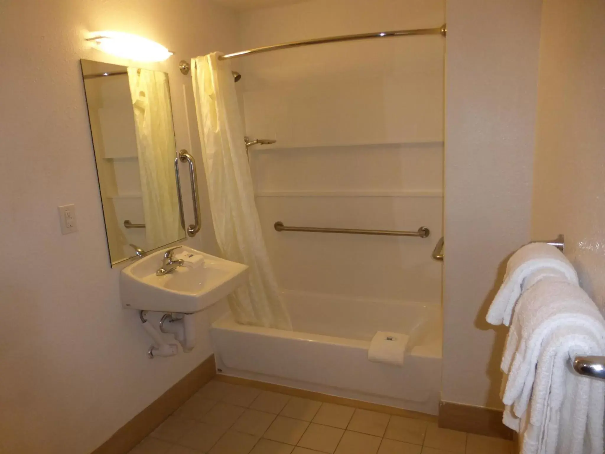Bathroom in Red Roof Inn Houston - Jersey Village
