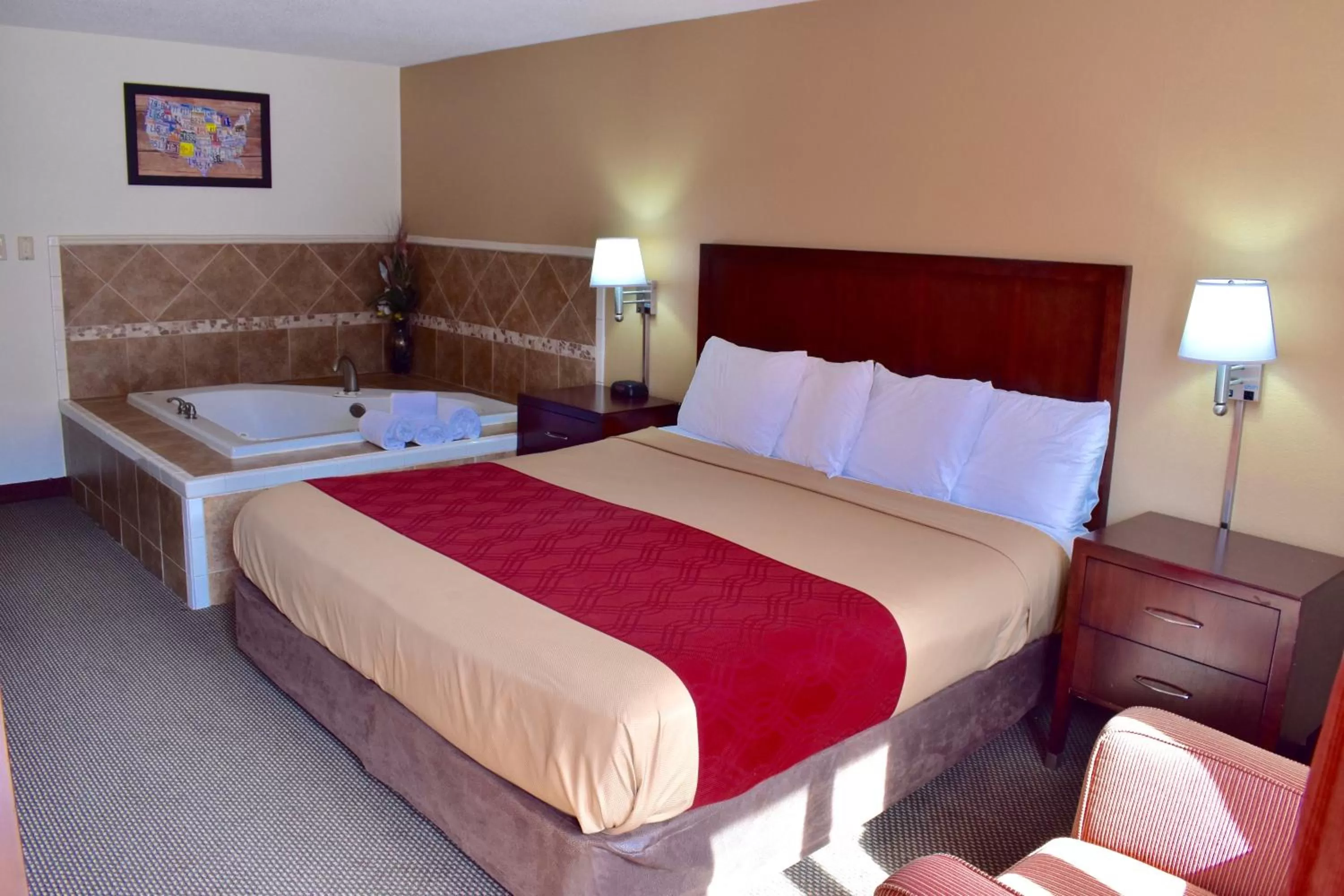 Hot Tub, Bed in Bridge Views Inn Stroudsburg