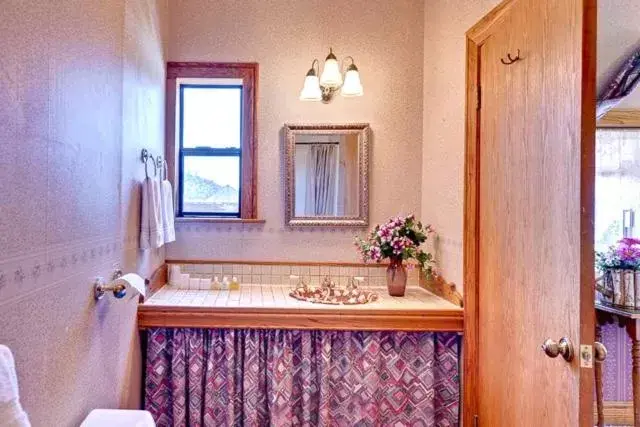 Bathroom in Mariposa Hotel Inn