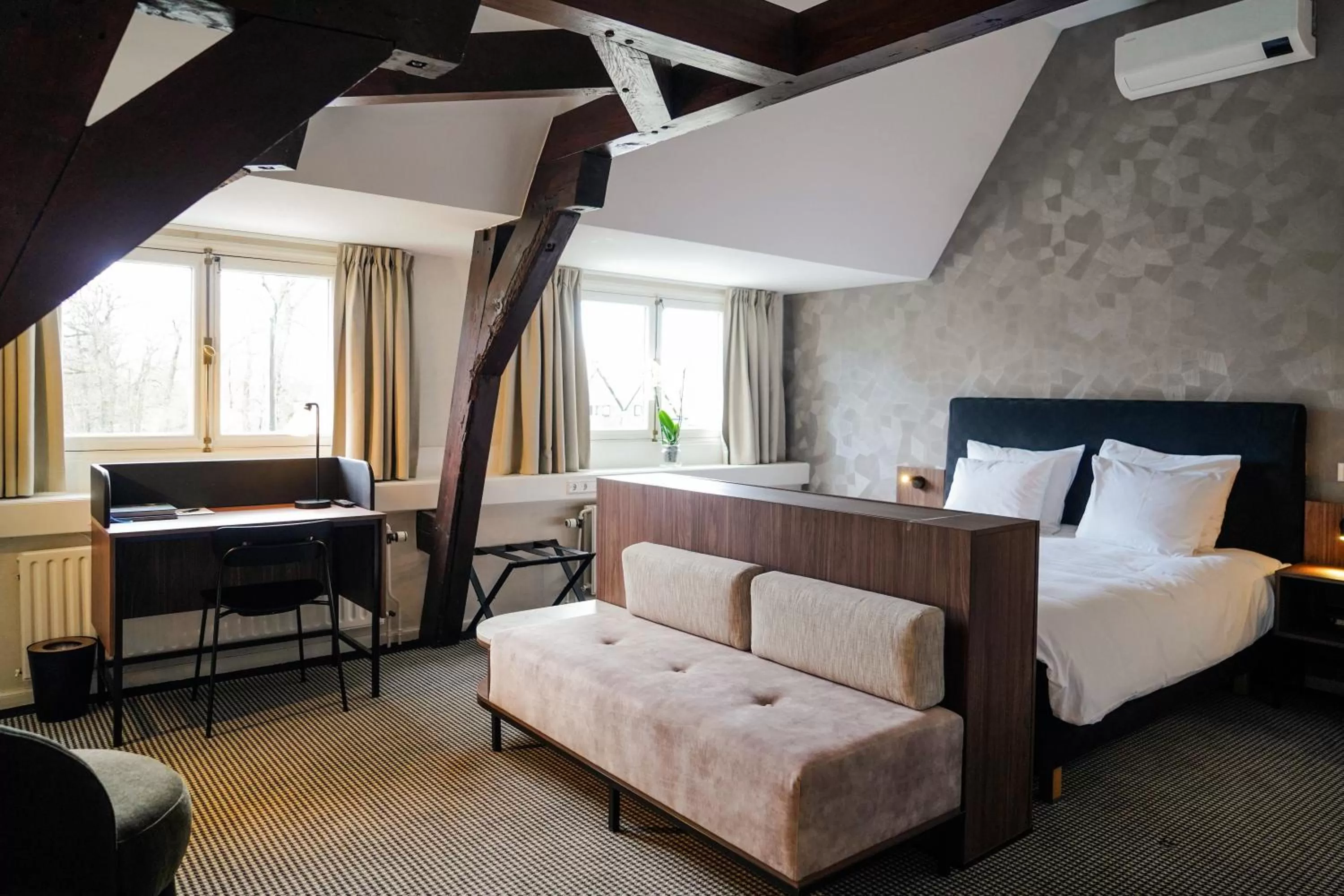 Photo of the whole room, Bed in Central Park Voorburg - Relais & Chateaux
