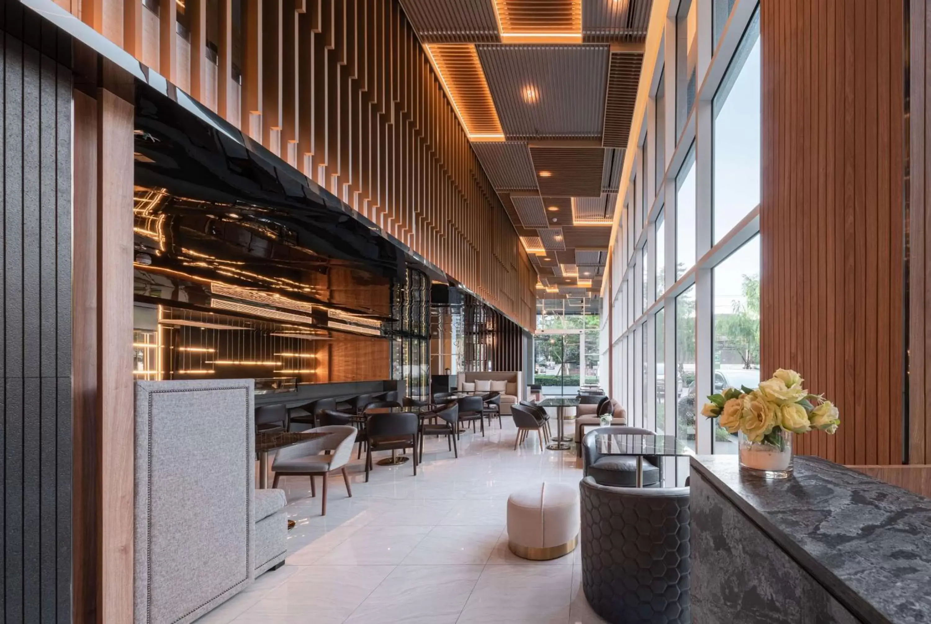 Lounge or bar, Restaurant/Places to Eat in Wyndham Garden Bangkok Sukhumvit 42