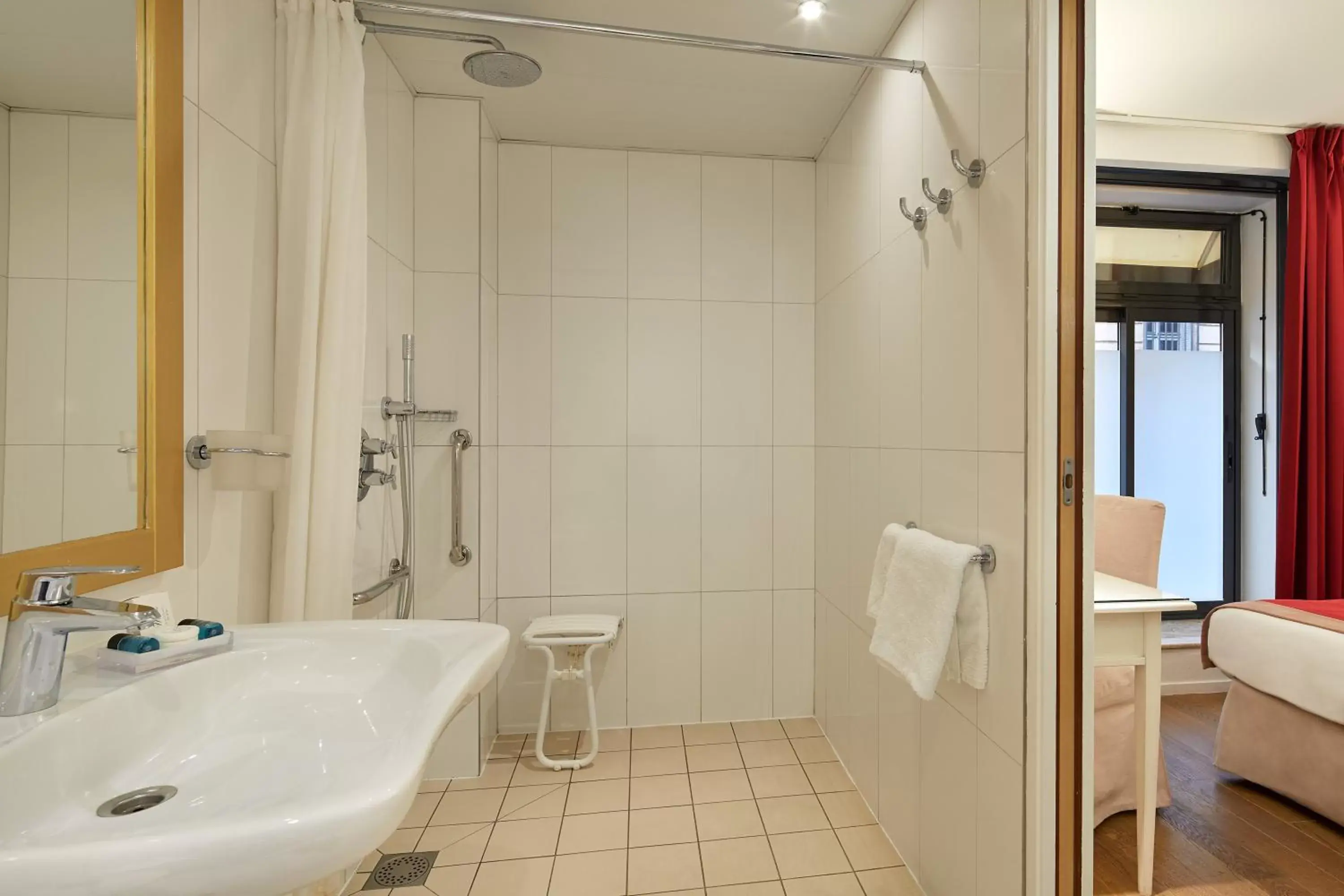 Shower, Bathroom in Austin's Arts Et Metiers Hotel