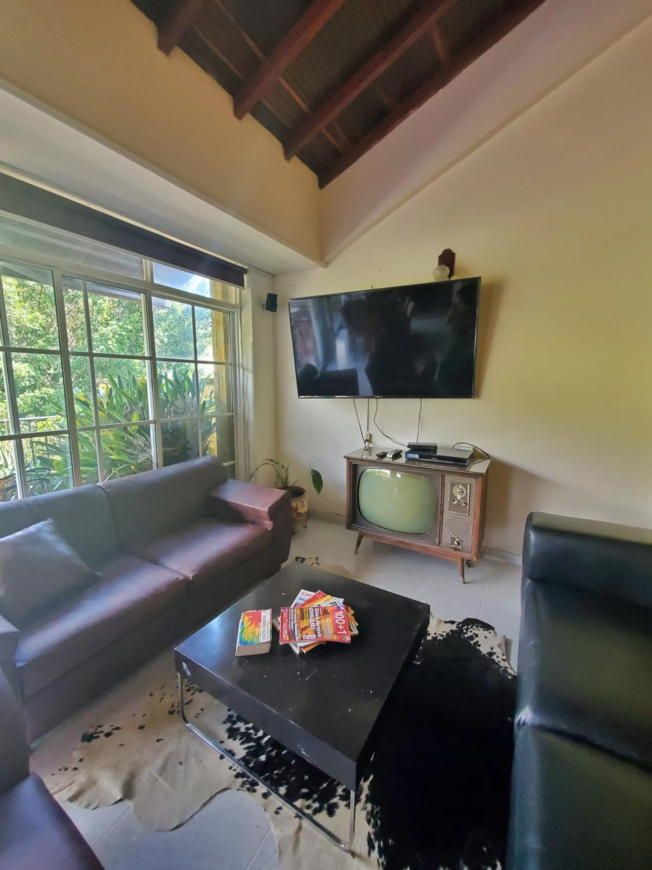 Communal lounge/ TV room in Sam'S VIP Hostel San Gil