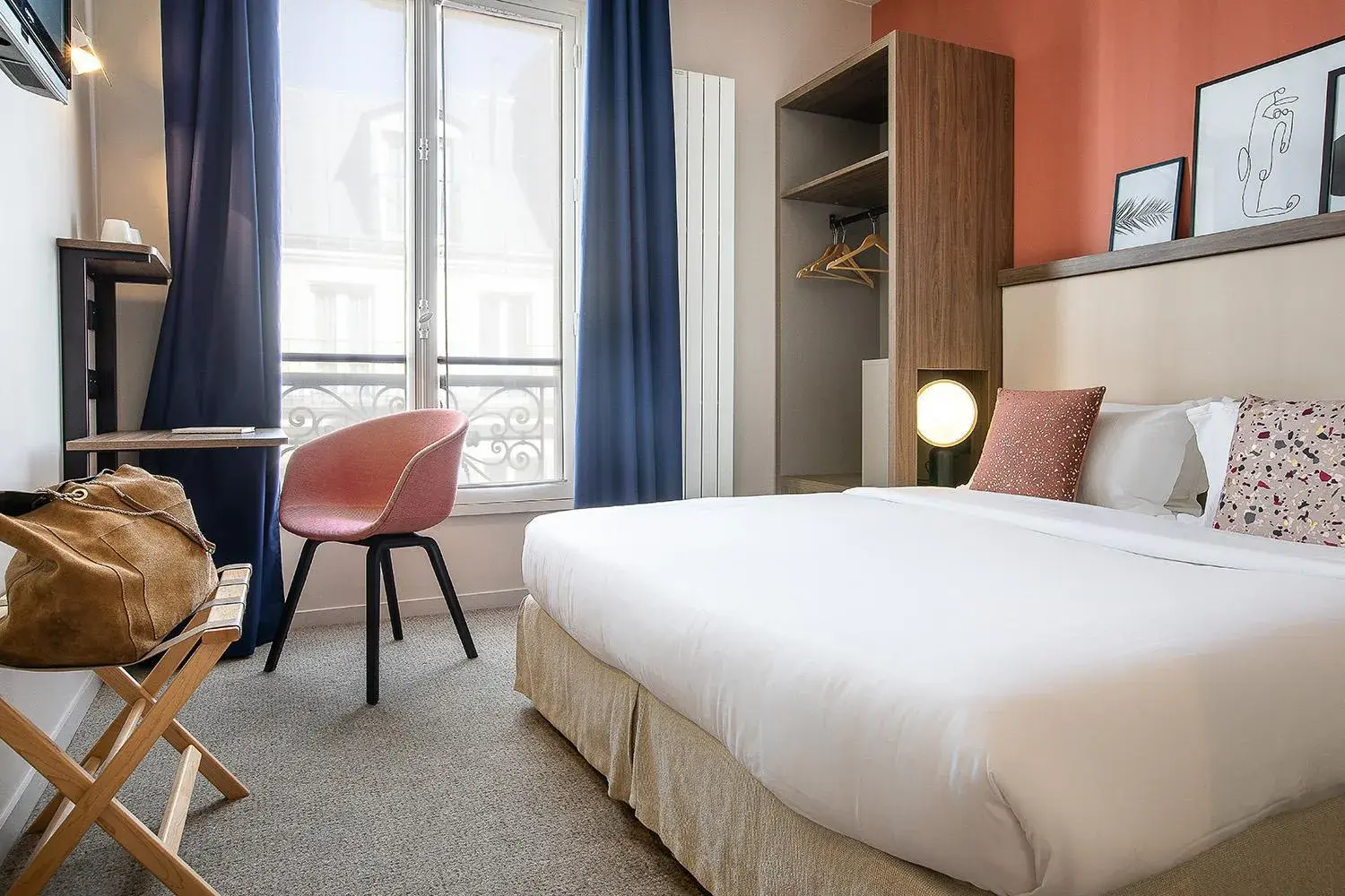 Bed in Hotel Le Petit Belloy Saint Germain