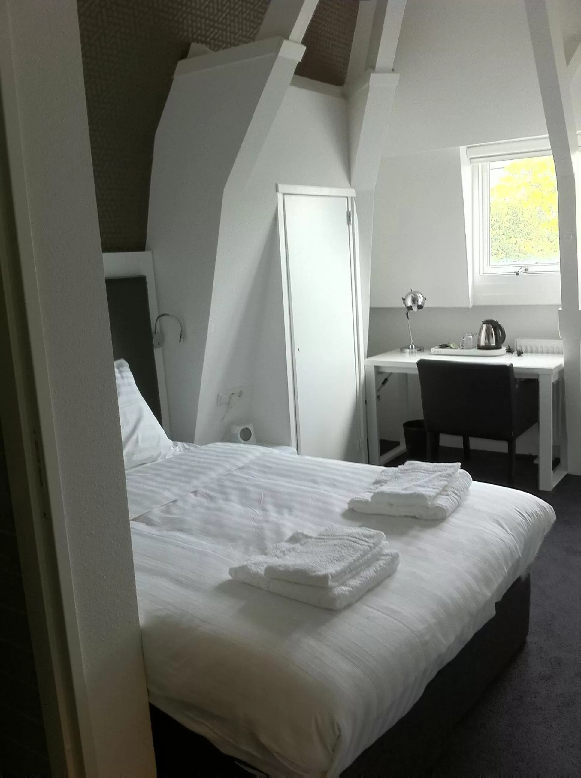 Coffee/tea facilities, Bed in Hotel Vossius Vondelpark