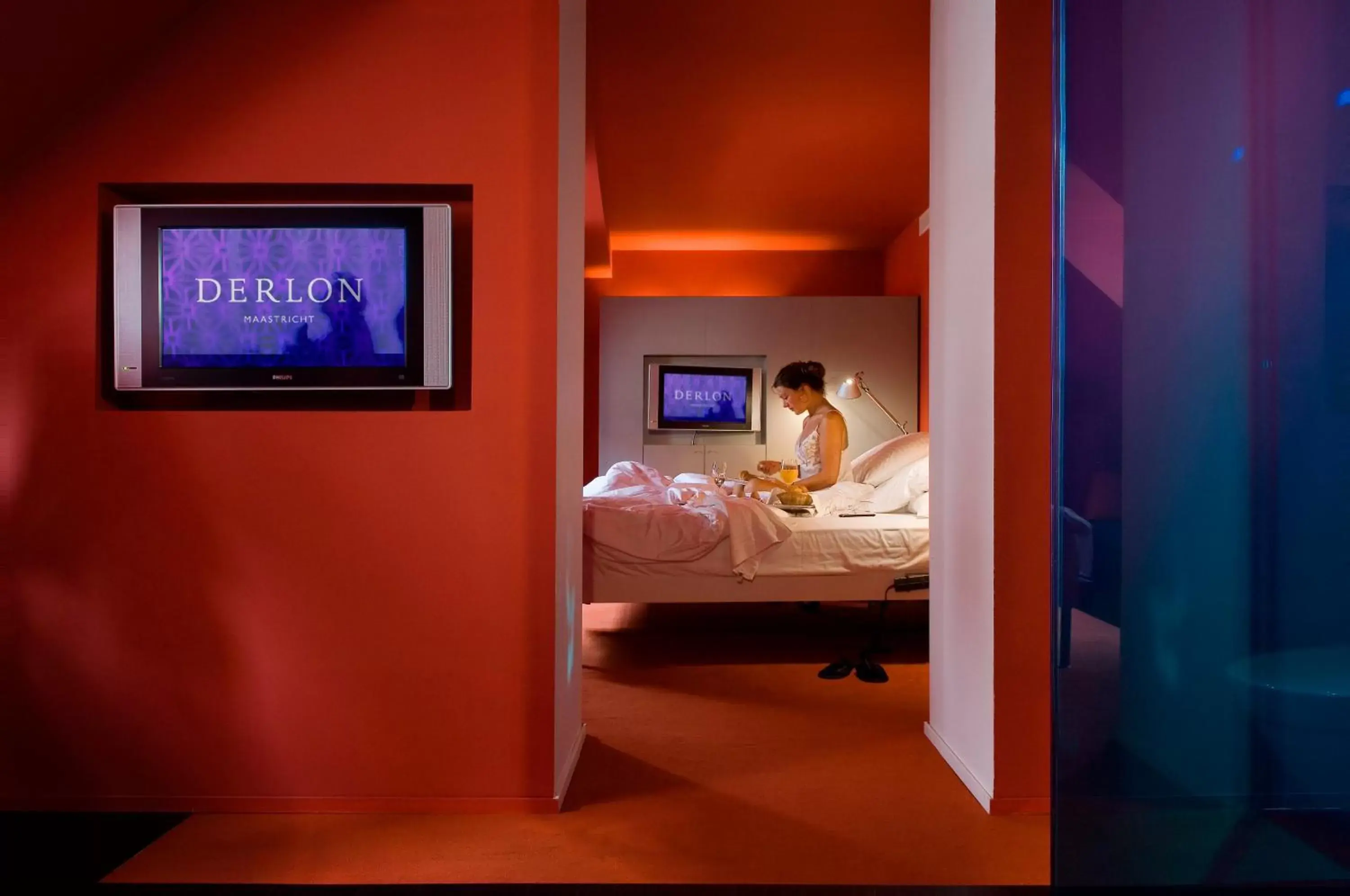 Bed, TV/Entertainment Center in Derlon Hotel Maastricht
