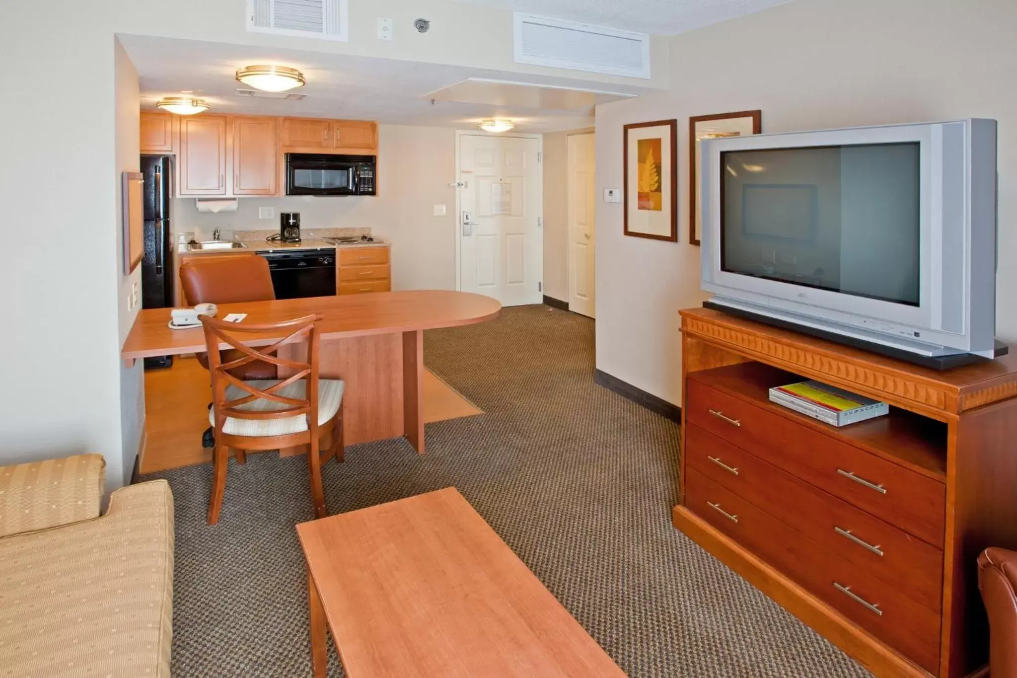 Bedroom, TV/Entertainment Center in Candlewood Suites Indianapolis Downtown Medical District, an IHG Hotel