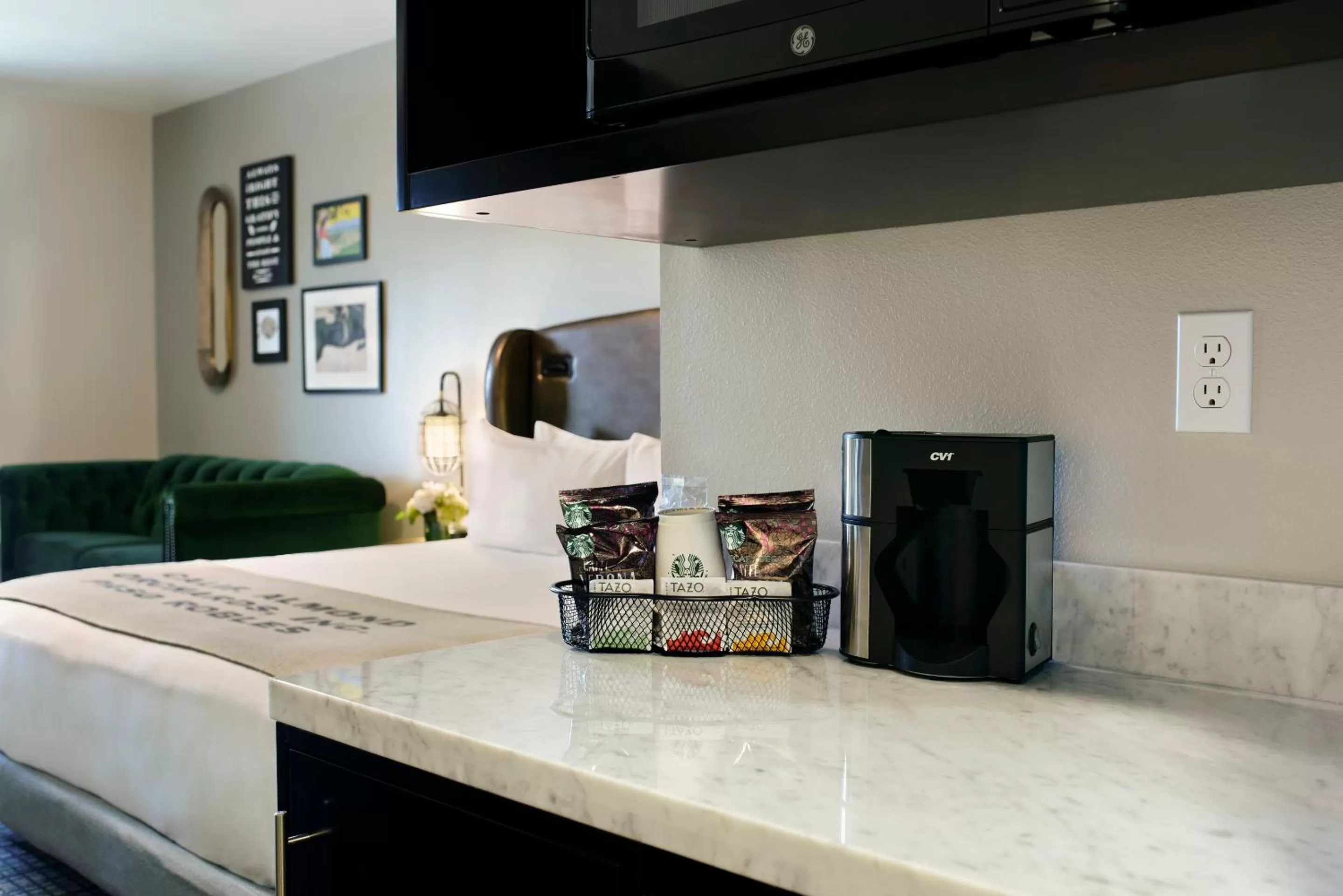 Coffee/tea facilities in Oxford Suites Paso Robles