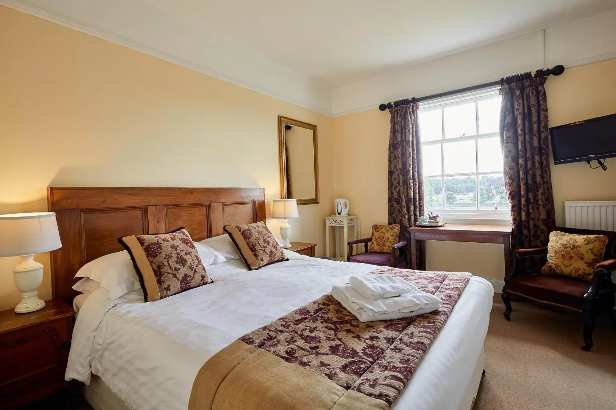 Bedroom, Bed in Ednam House Hotel