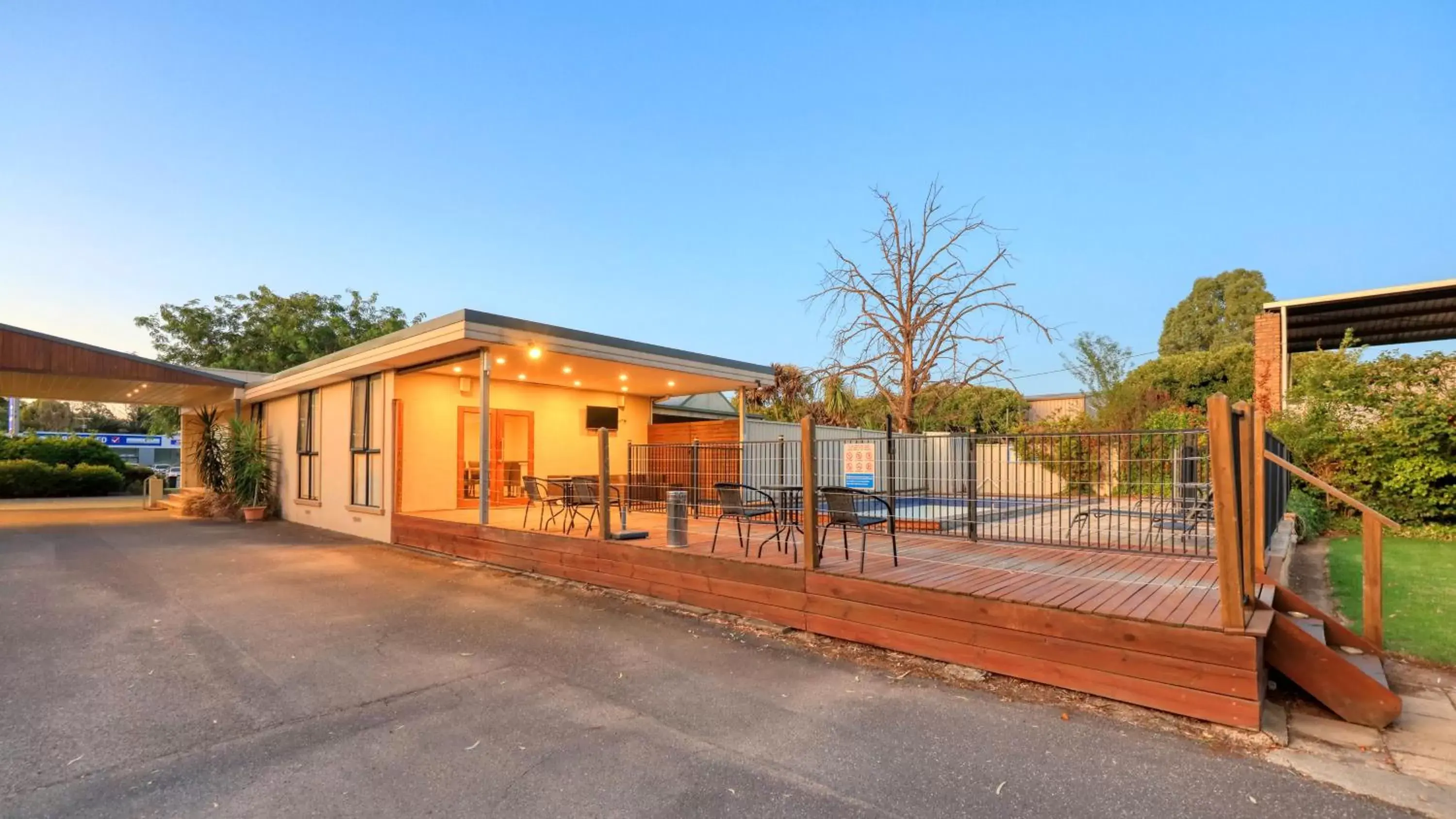 Balcony/Terrace, Property Building in New Crossing Place Motel