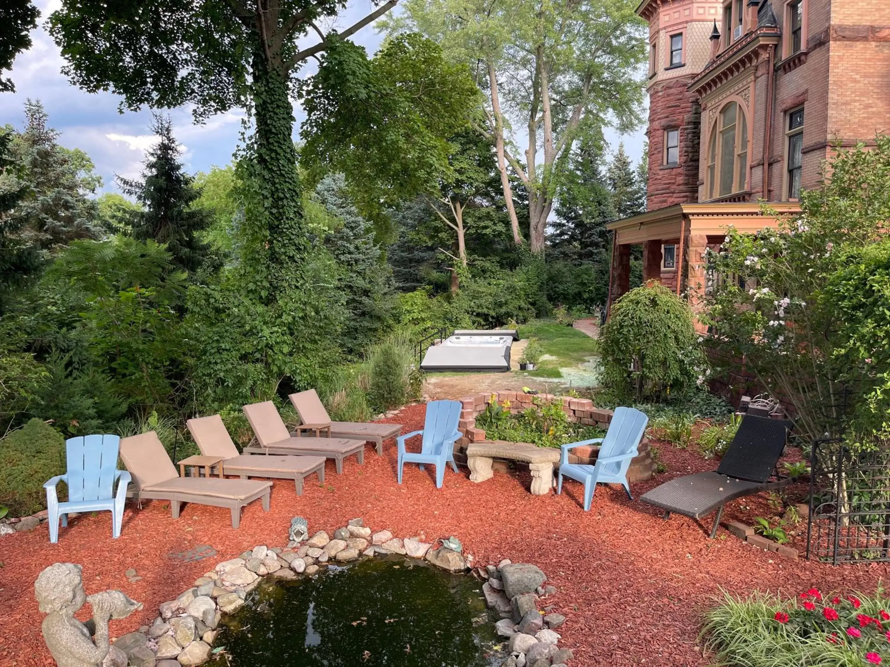 Patio, Swimming Pool in Henderson Castle Inn