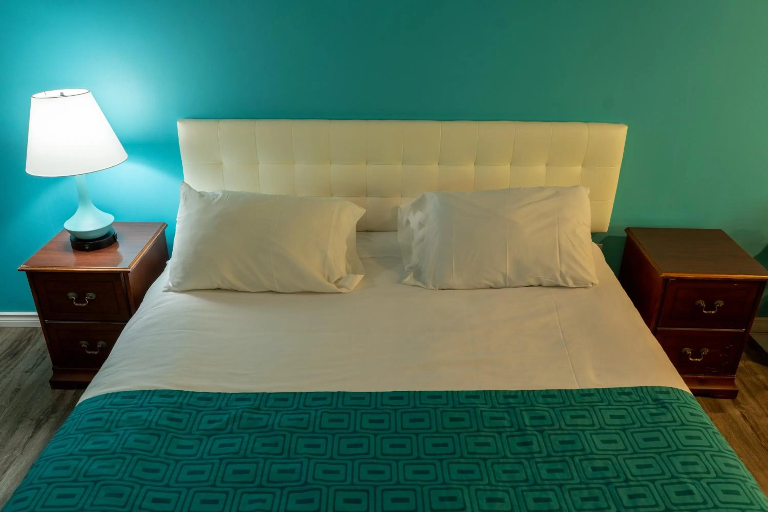 Bed in Howard Johnson by Wyndham Niagara Falls