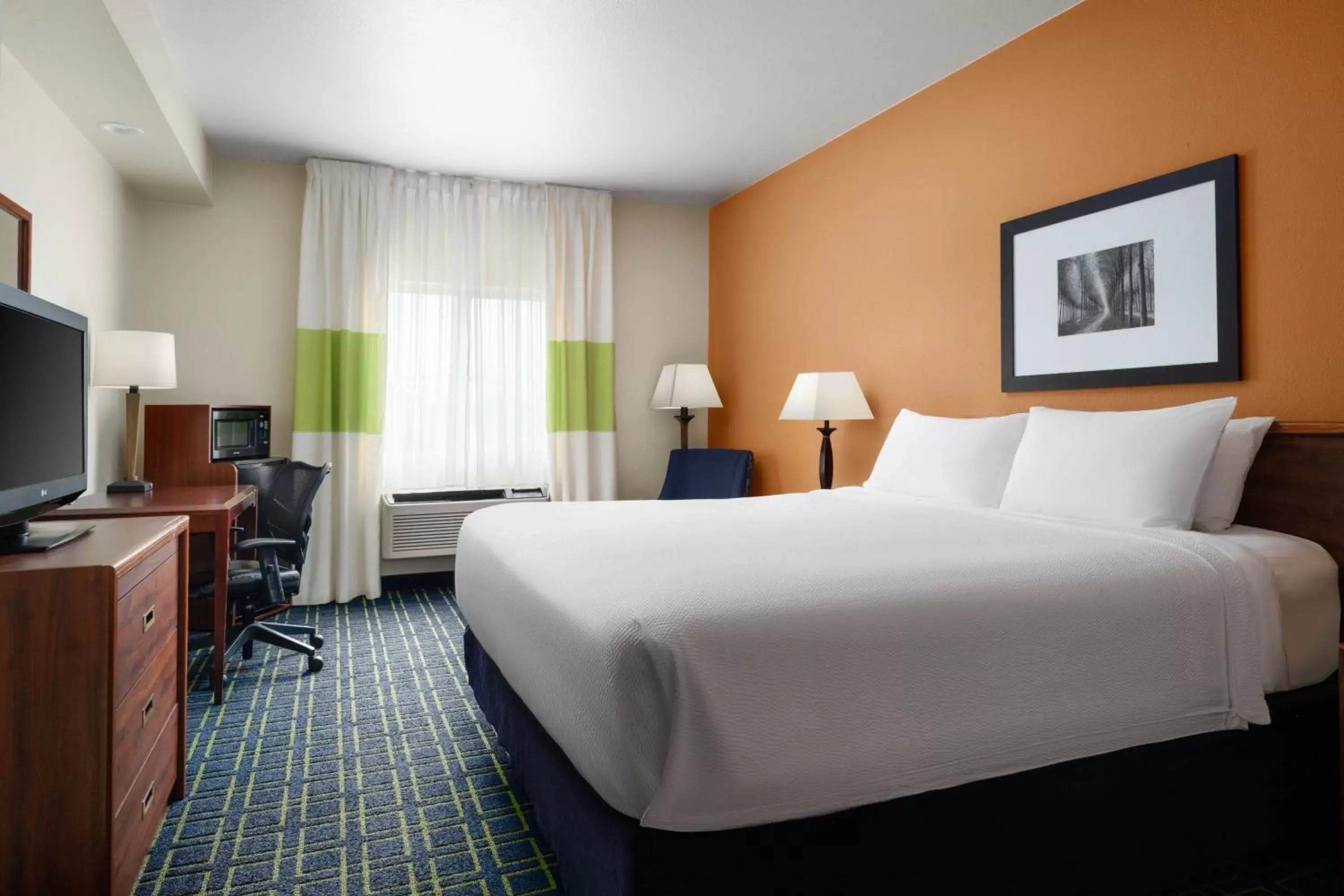 Photo of the whole room, Bed in Fairfield Inn & Suites by Marriott San Francisco San Carlos