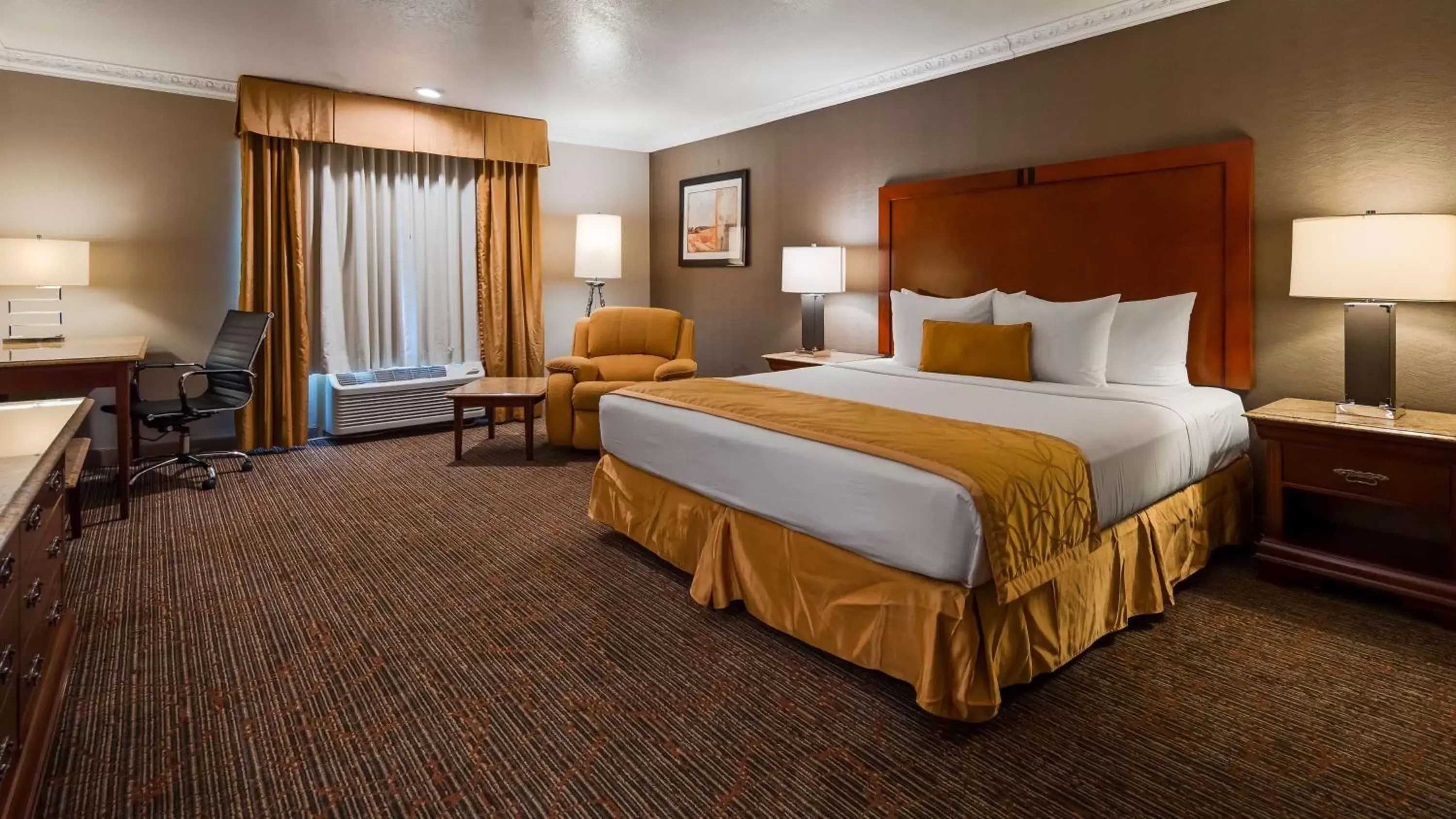 Photo of the whole room, Bed in Best Western Plus Newport Mesa Inn