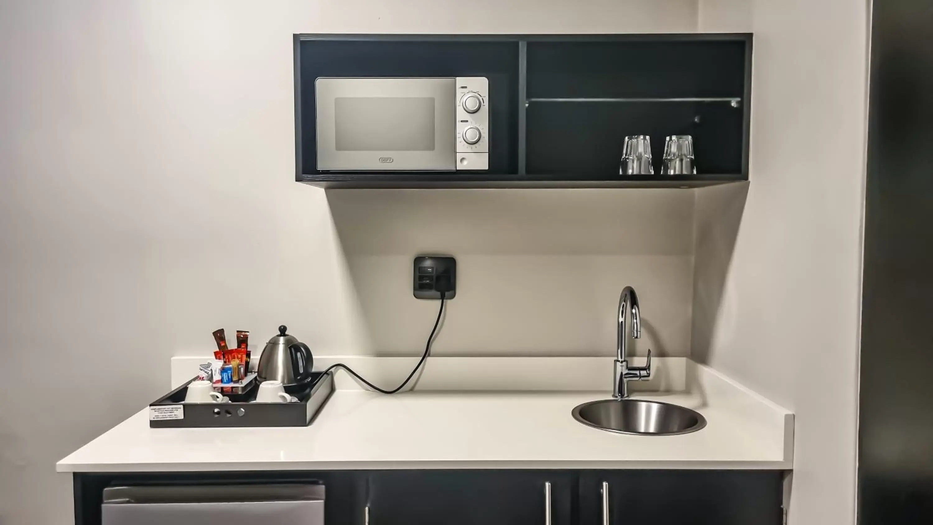 Kitchen or kitchenette, Kitchen/Kitchenette in Belaire Suites Hotel