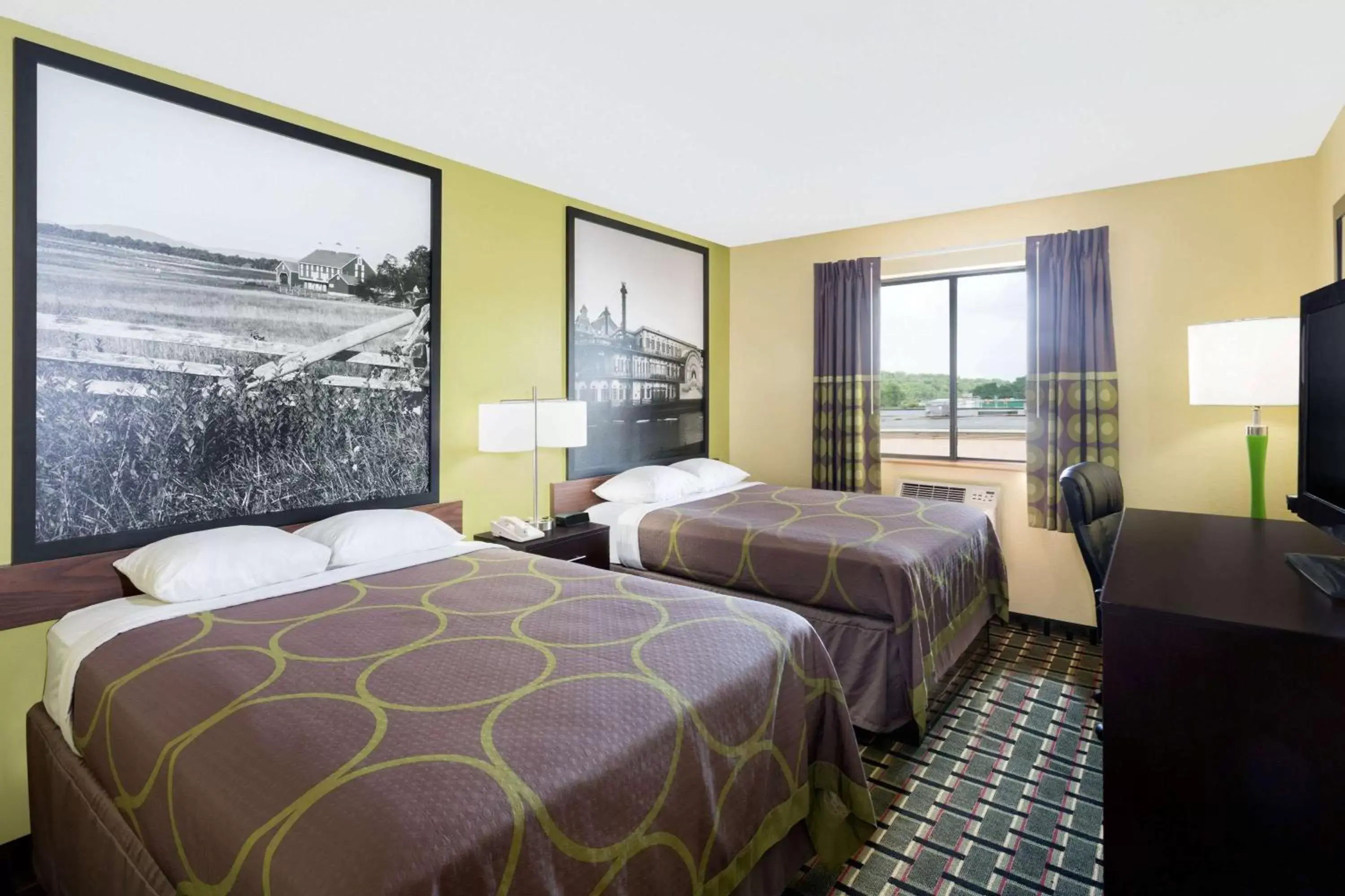 Photo of the whole room, Bed in Super 8 by Wyndham Marietta