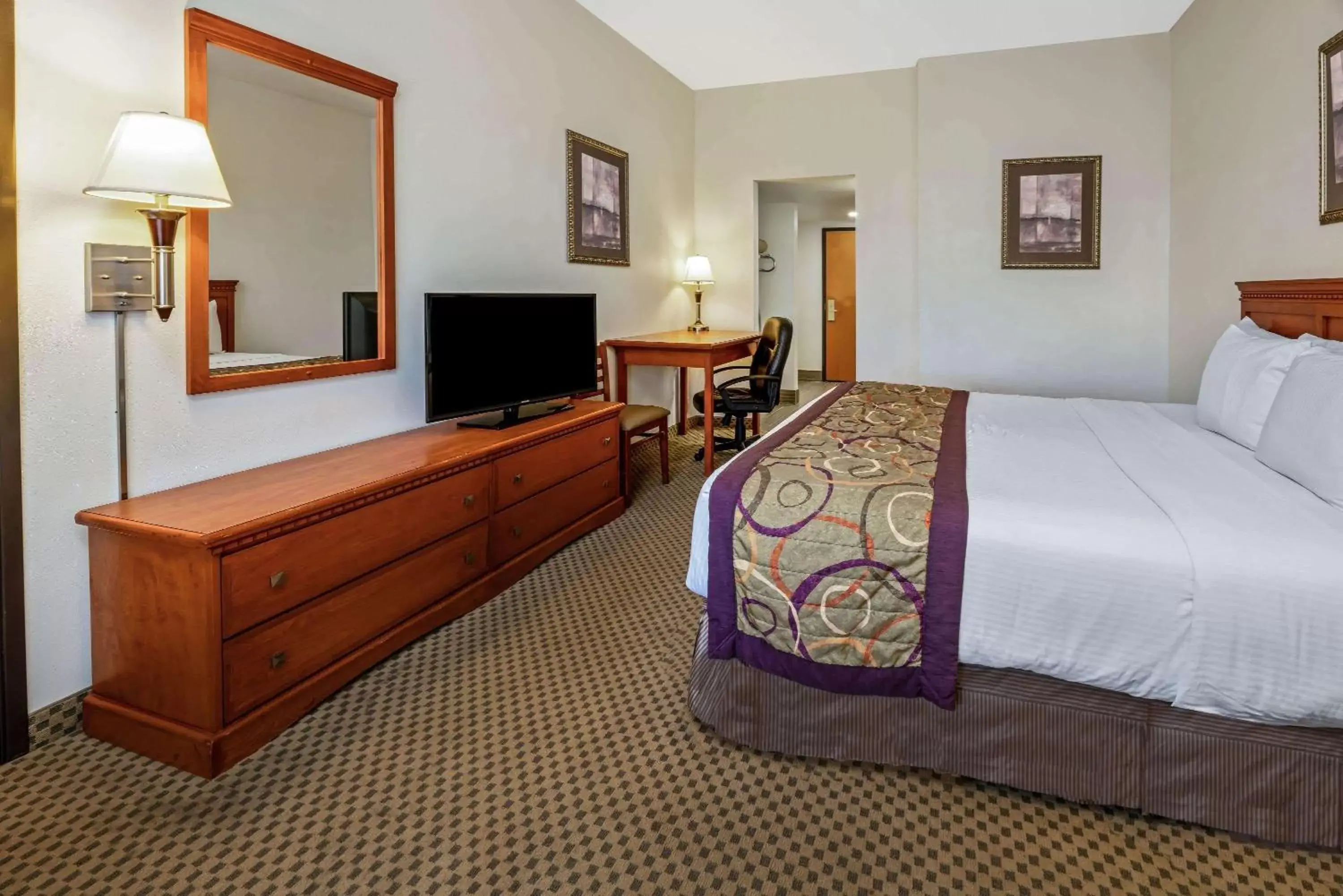 Photo of the whole room, Bed in La Quinta by Wyndham Kennewick