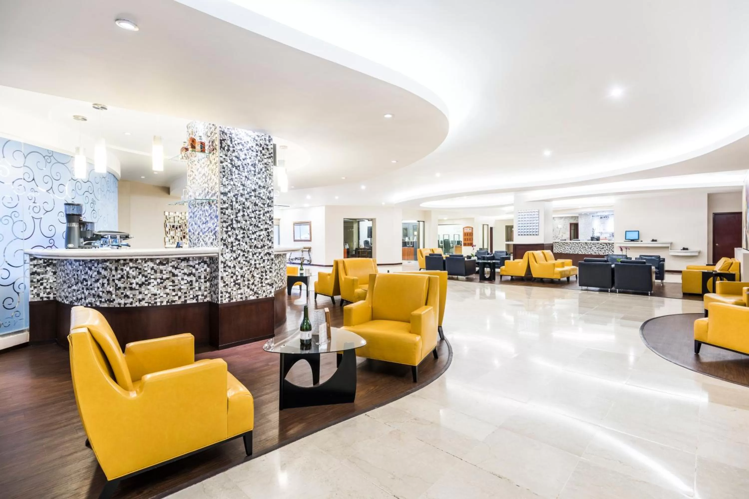 Lounge or bar in Holiday Inn Convention Center by IHG