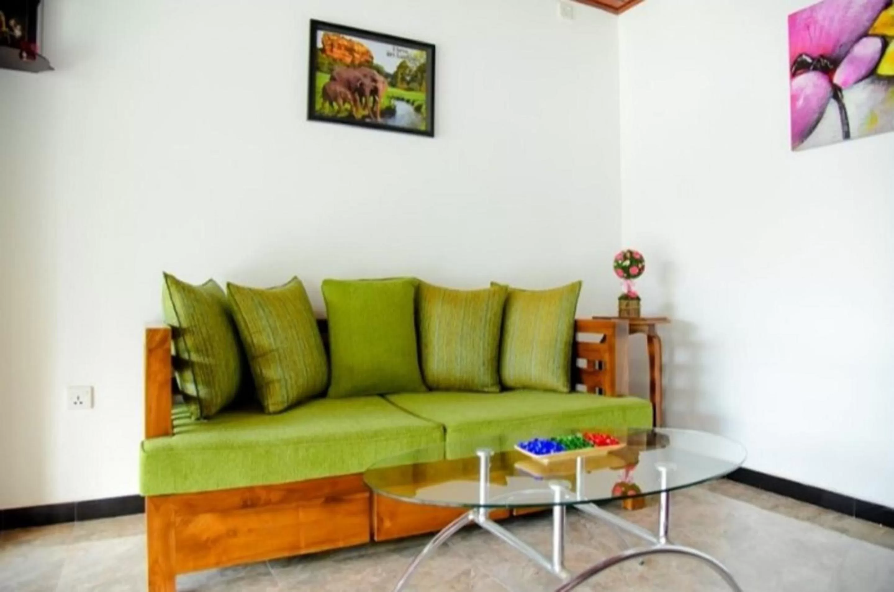 Text overlay in Slnco Villa