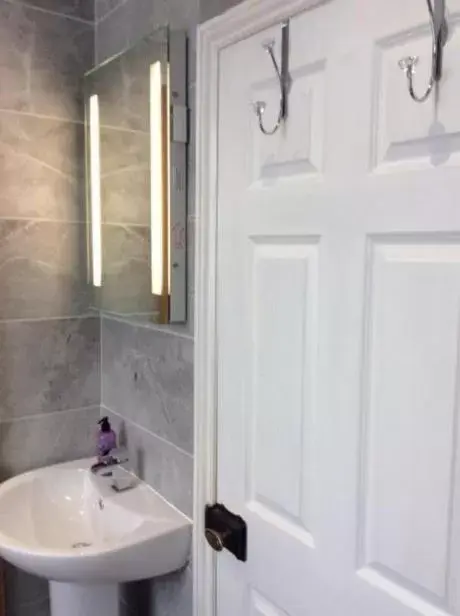 Bathroom in Alma Lodge Guest House
