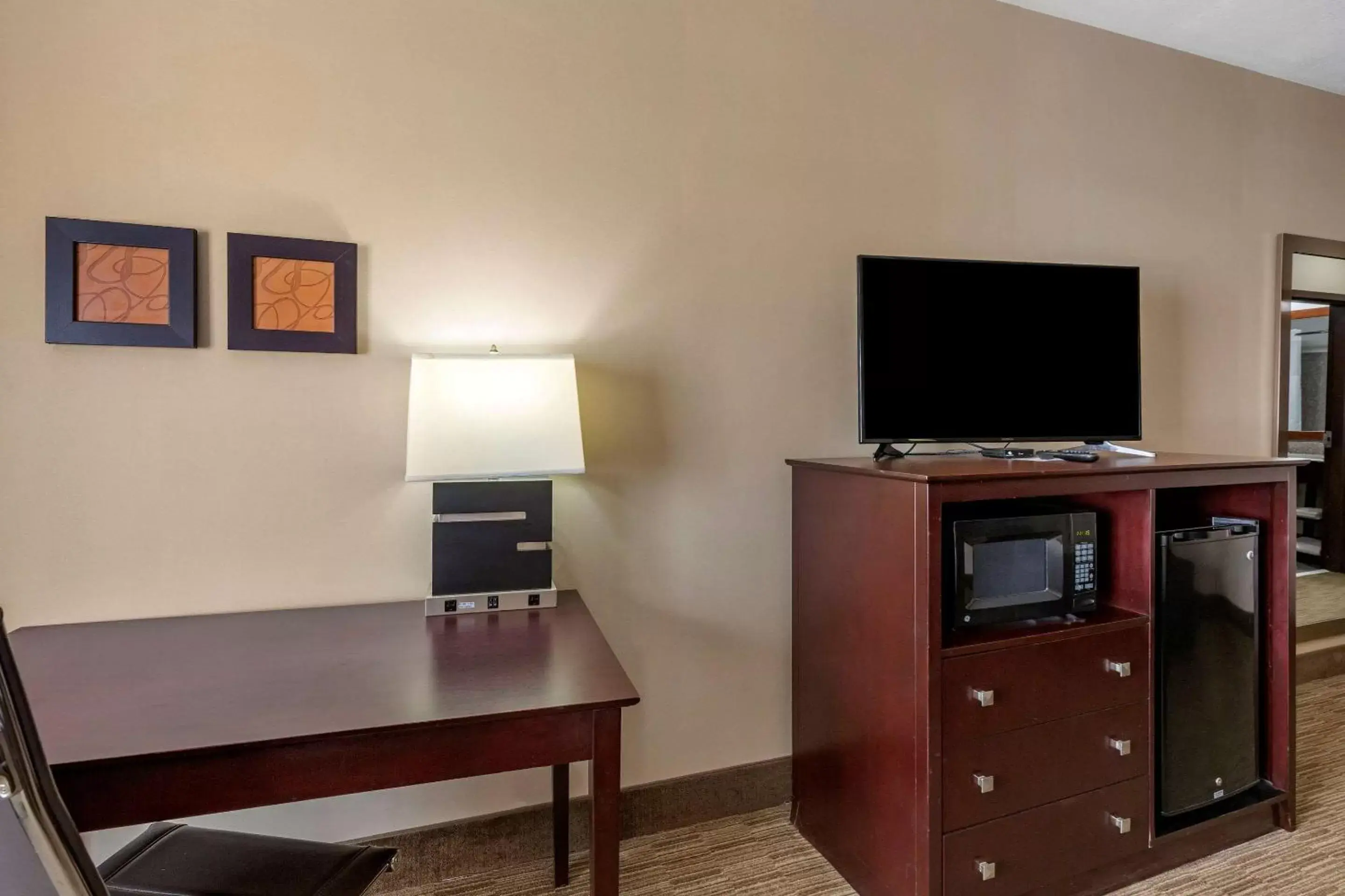 Bedroom, TV/Entertainment Center in Comfort Suites Perrysburg
