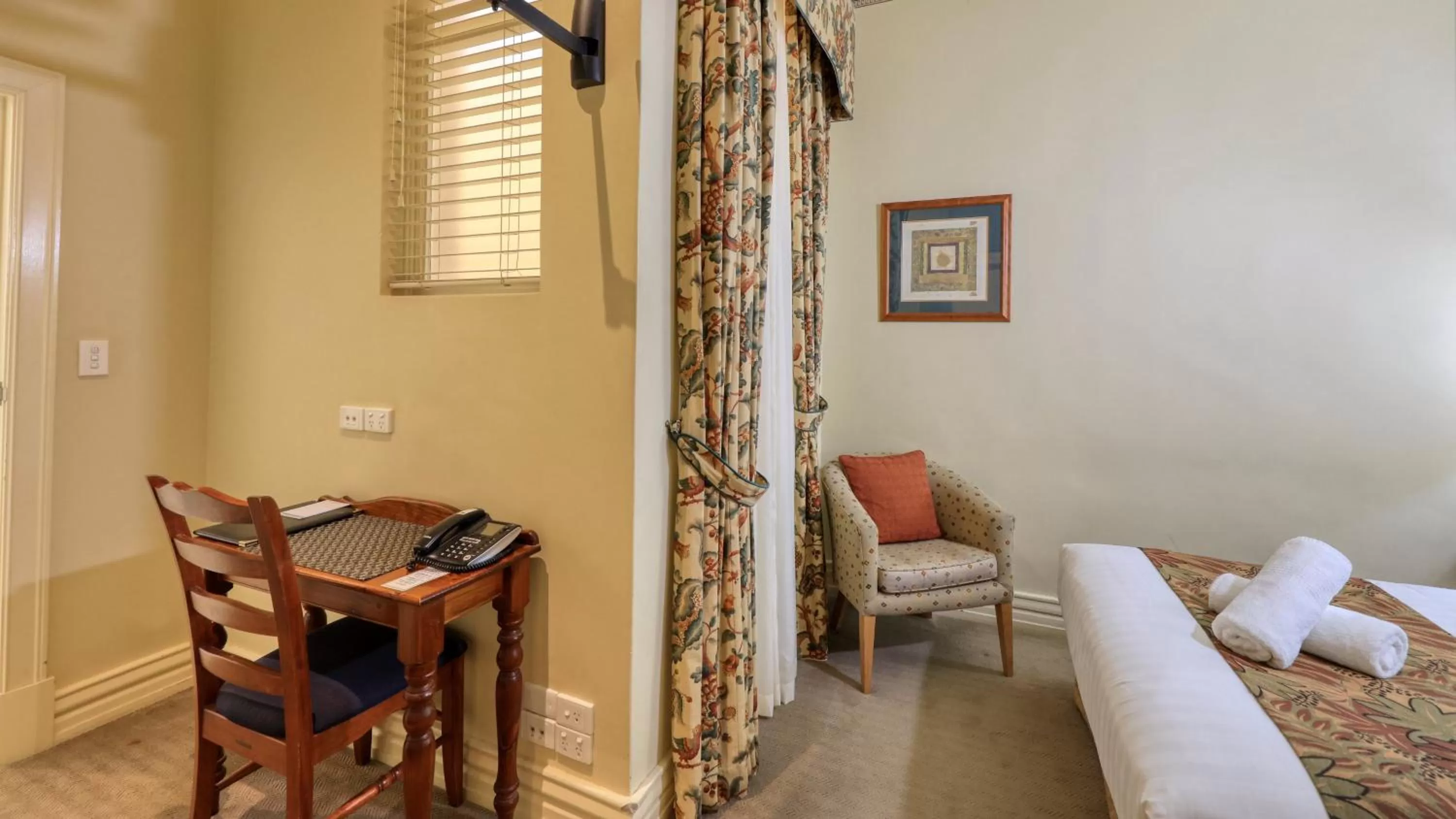 hair dresser, Bed in Royal Exchange Hotel