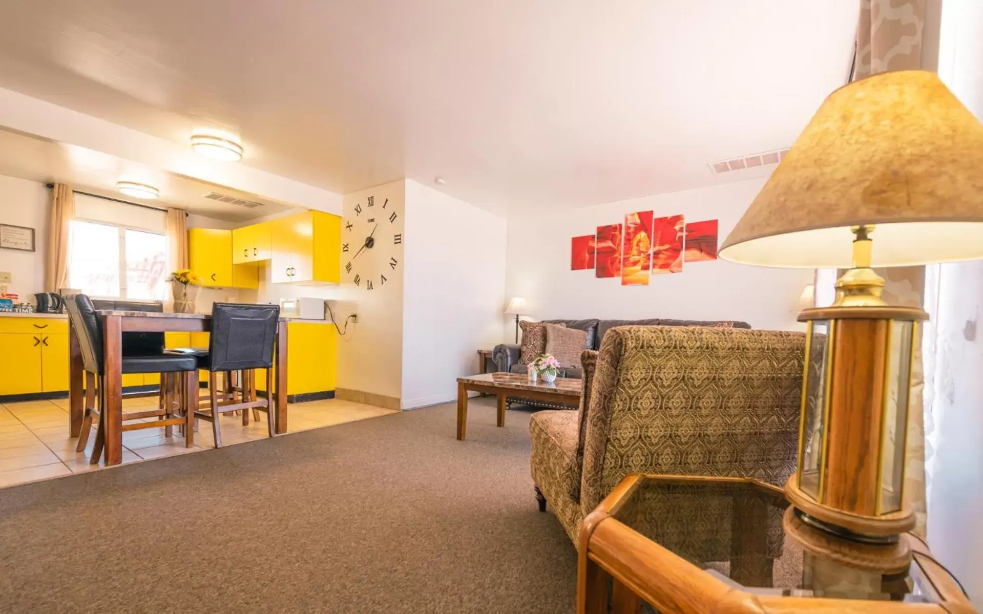 One-Bedroom Apartment in Home Style Apartments - 1 & 3 BR Suites with Full Kitchen One-Bedroom Apartment in Home Style Apartments - 1 & 3 BR Suites with Full Kitchen