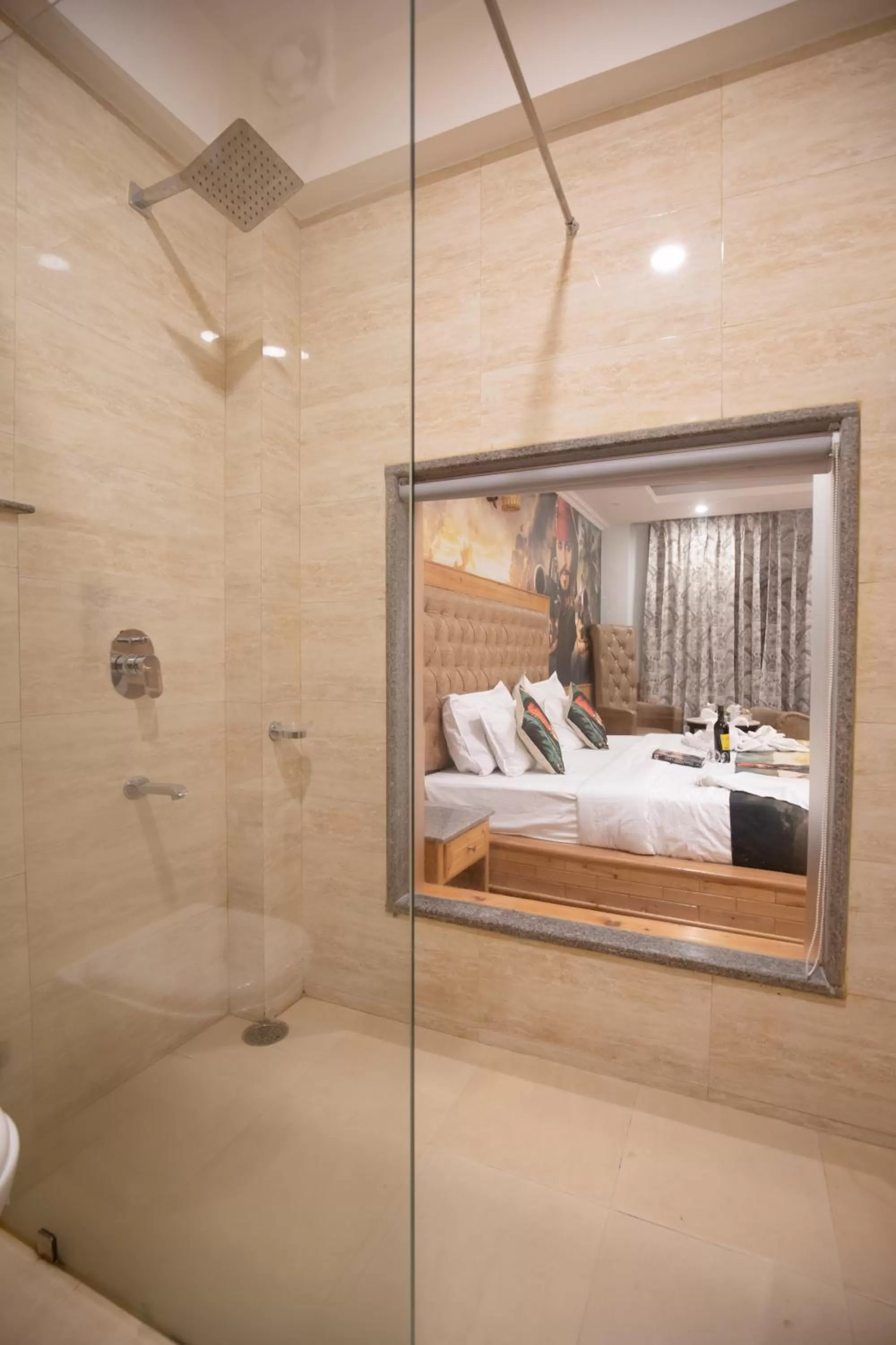 Bathroom, Bed in Hotel Smugglers Mountain View - central heated & air Cooled