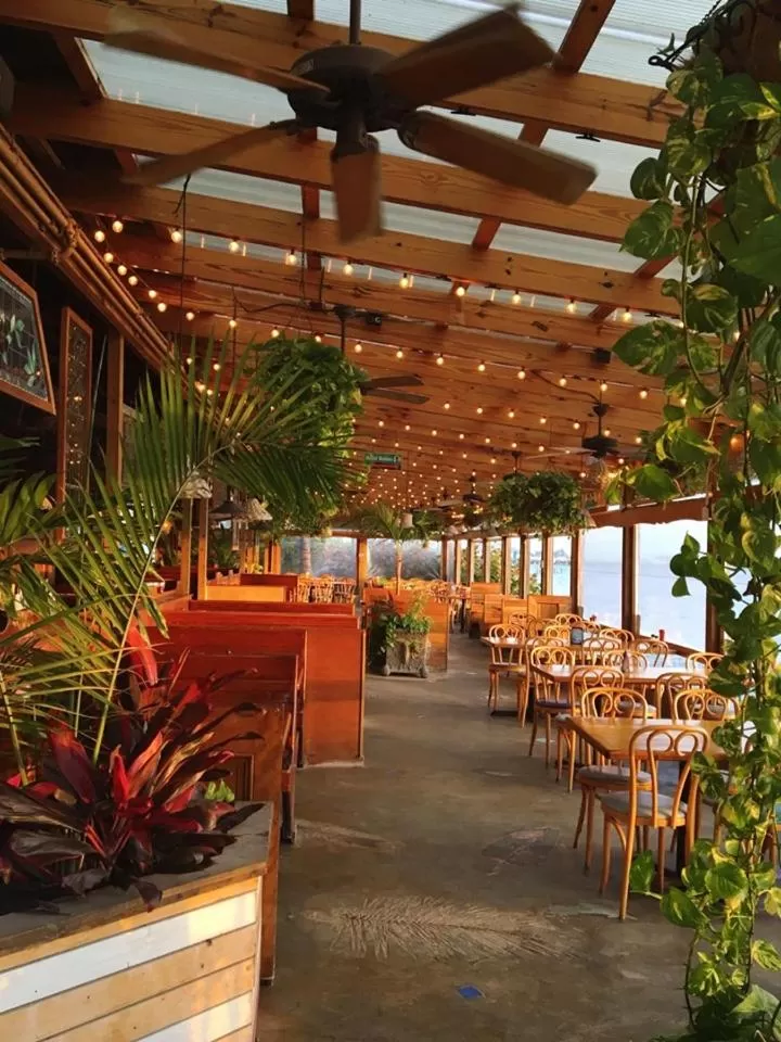 Restaurant/places to eat in Capt Hirams Resort