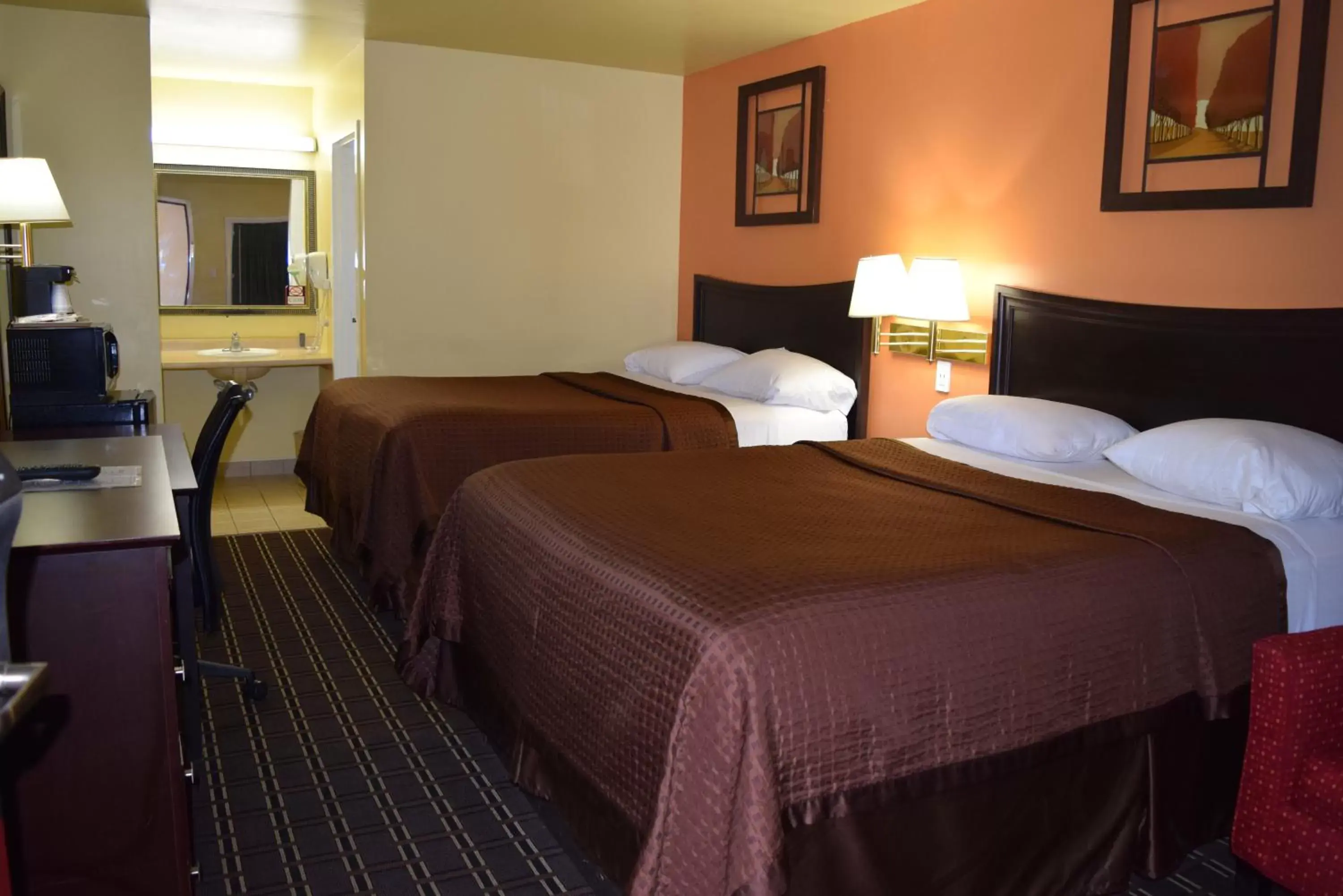 Photo of the whole room, Bed in White Oaks Motel Pennsville/Carneys Point