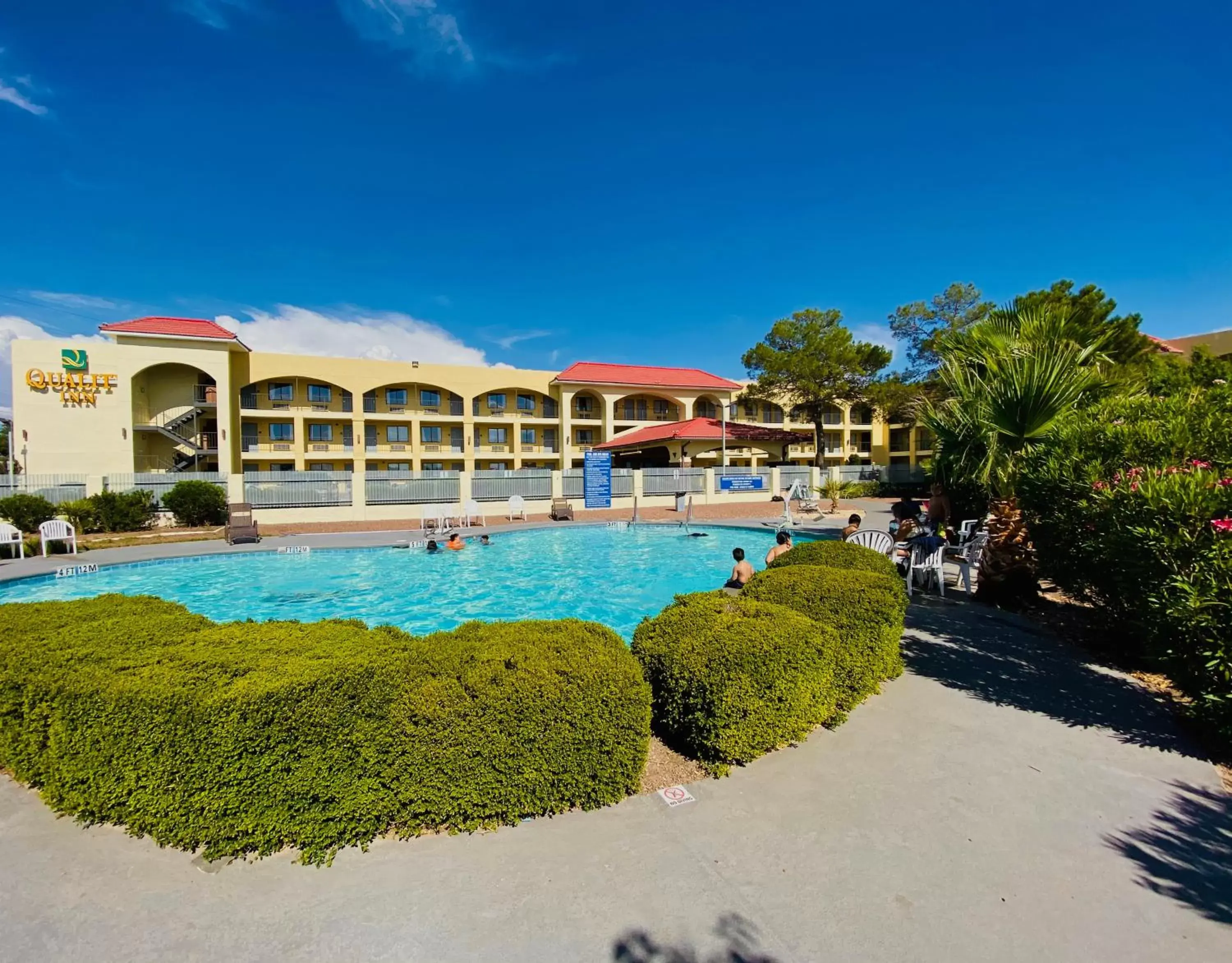 Swimming pool, Property Building in Quality Inn Airport East