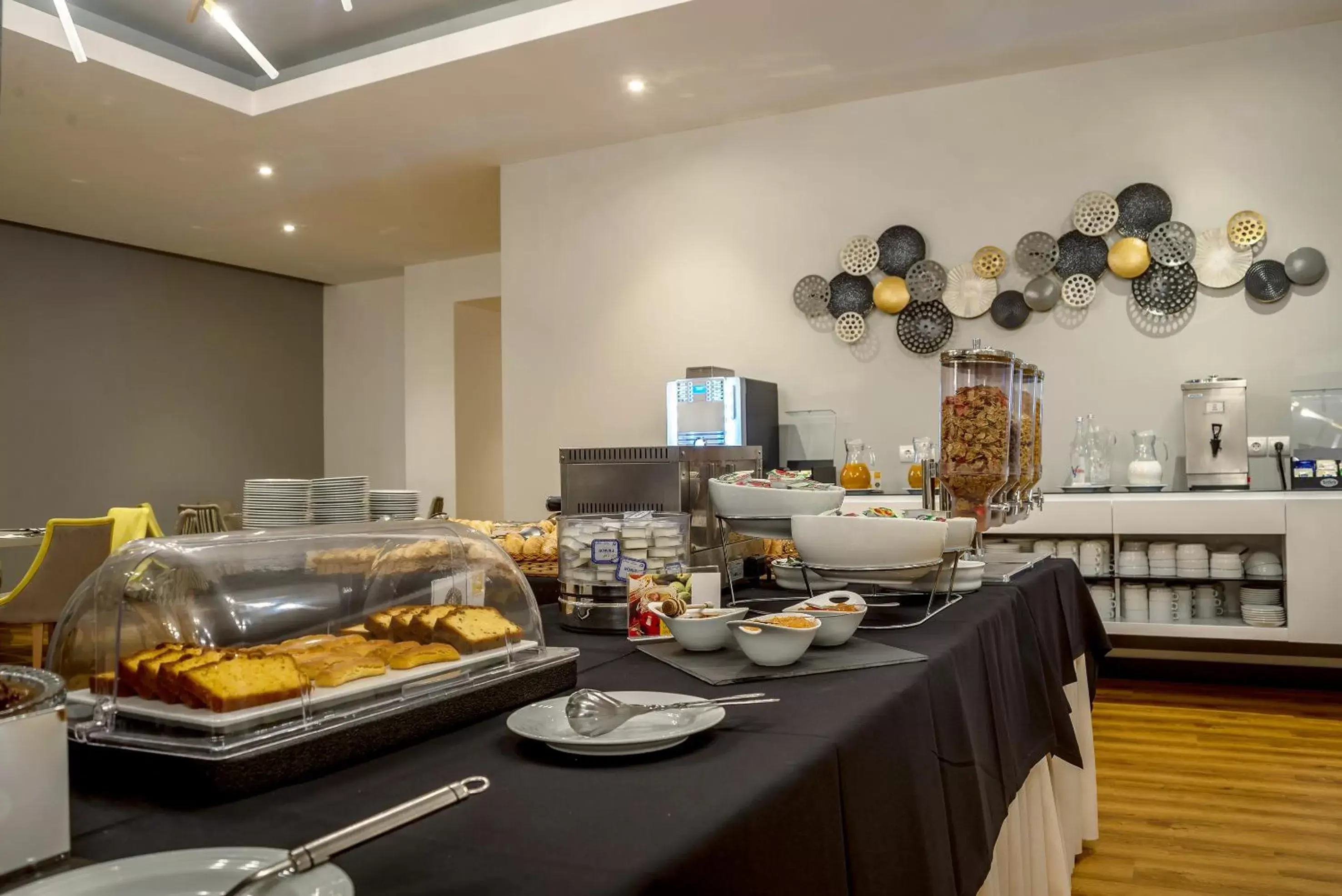 Breakfast, Food in Hotel Covilhã Dona Maria Affiliated by Meliá