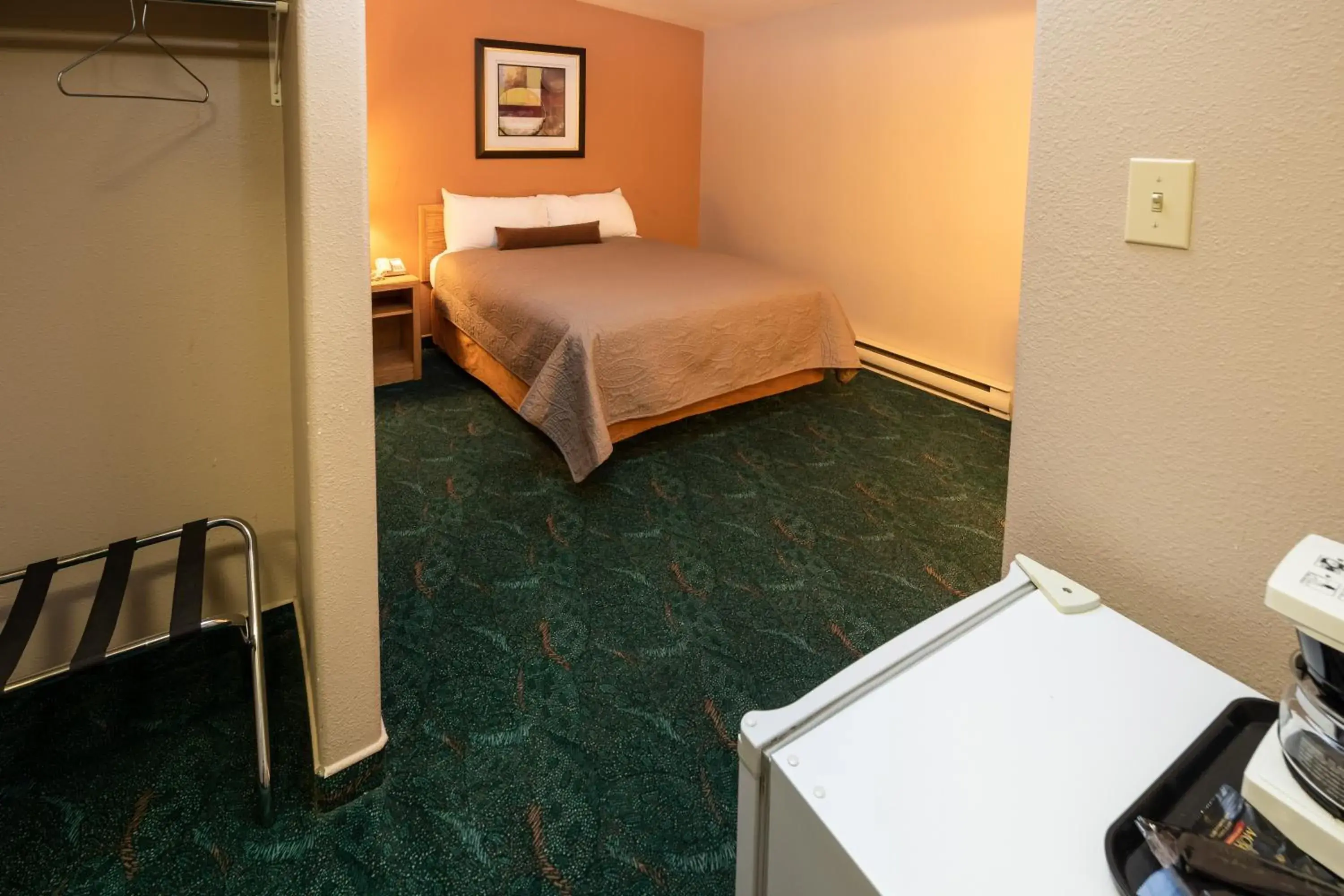 Photo of the whole room, Bed in Keystone Motor Inn