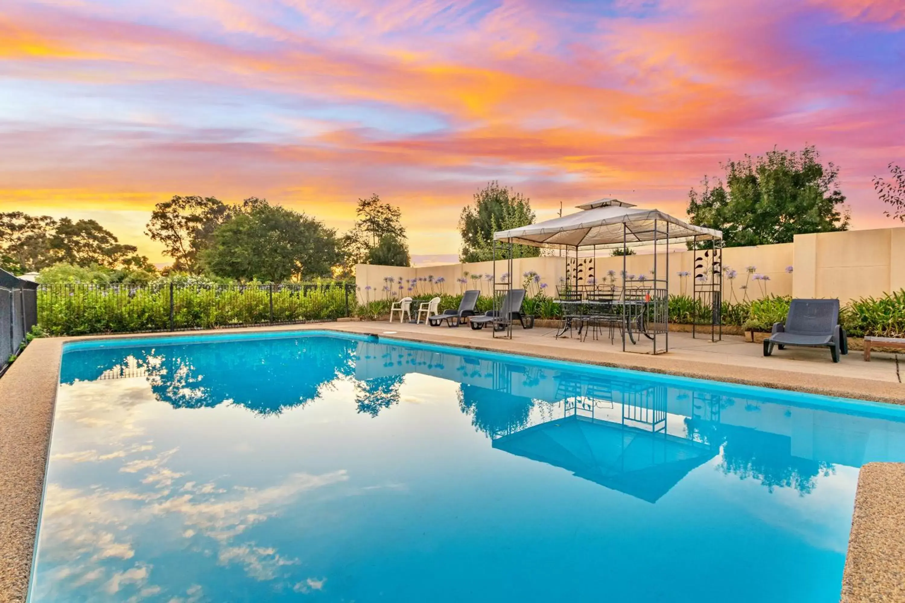 Swimming Pool in Burringa Garden Motel